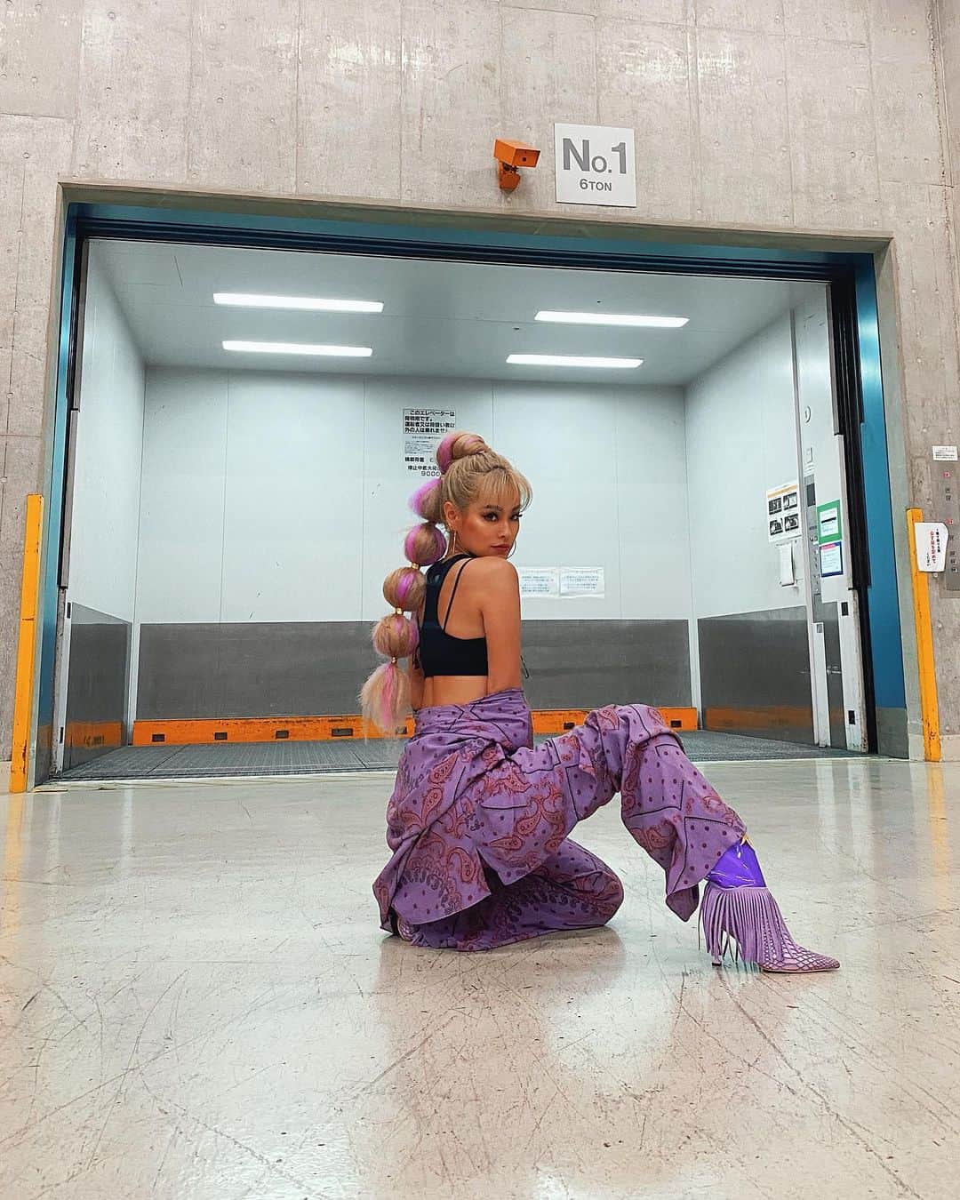 のインスタグラム：「脚元も @yelloshoes_official でばっちり💜 個人的にこのコーデとヘアスタイル最強にすっきゃねん！！！(自画自賛) てか最近紫がすきっぽいかもしれん😂😂😂 #instagood#instadaily#ootd#outfitoftheday#shooting#purplefreak#yelloshoes」