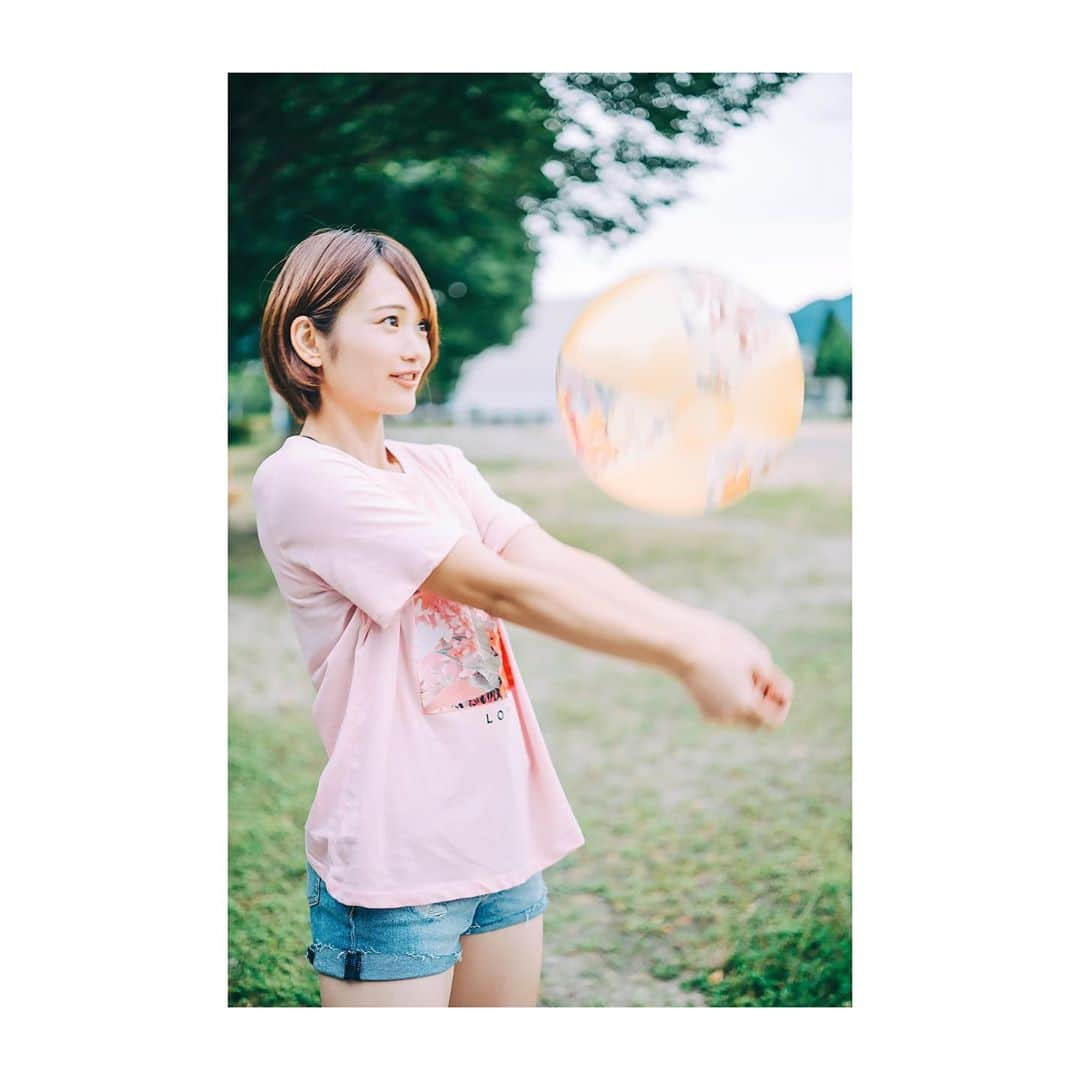 山中日菜美さんのインスタグラム写真 - (山中日菜美Instagram)「. 球技、得意だと思いますか🤝？  答えは、、  一緒にやったらわかります🤭🏐  #ボールに遊ばれる  #陸上部の球技大会 #すごいことなる #思い出  .  #夏#夏の思い出#ボール遊び #portraitポートレート#ぽーとれーと  #photo #写真#被写体 #カメラ   #陸上女子#athlete#山中日菜美 photo by #Diora」9月7日 19時47分 - hnm__n