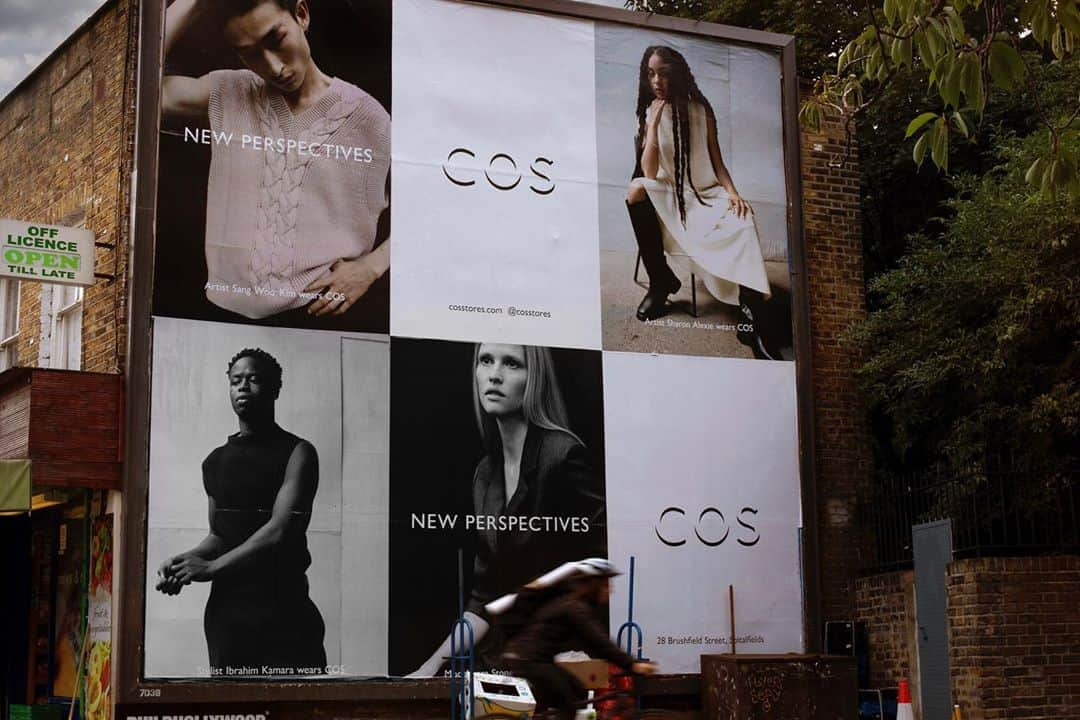 コスさんのインスタグラム写真 - (コスInstagram)「Our AW20 campaign has landed. Discover more online and in store, read our new magazine and spot the images on the streets of London...」9月7日 19時40分 - cosstores