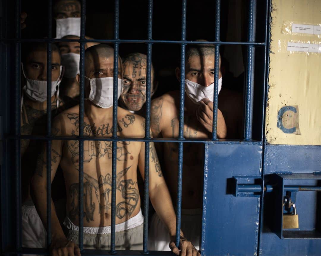 AFP通信さんのインスタグラム写真 - (AFP通信Instagram)「AFP Photo 📷  @yuriyurisky - Members of gangs are seen in custody at a maximum security prisons in Izalco and Quezaltepeque, El Salvador on September, 2020, amid the new coronavirus pandemic.⁣ .⁣ The salvadoran government showed Friday the "strict" reclusion conditions of gang members in the country's prisons, amid a controversy generated by a journalistic report that denounced alleged benefits to imprisoned gang members to reduce homicides.」9月7日 19時45分 - afpphoto