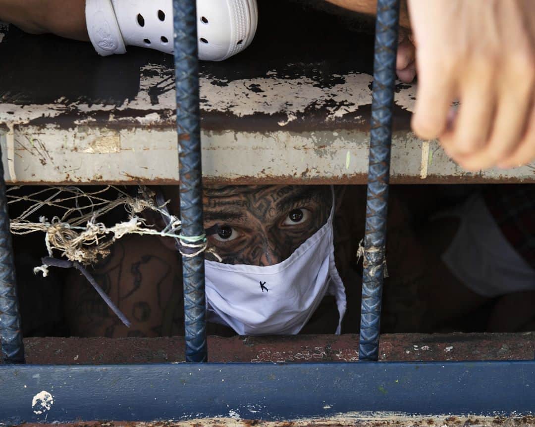 AFP通信さんのインスタグラム写真 - (AFP通信Instagram)「AFP Photo 📷  @yuriyurisky - Members of gangs are seen in custody at a maximum security prisons in Izalco and Quezaltepeque, El Salvador on September, 2020, amid the new coronavirus pandemic.⁣ .⁣ The salvadoran government showed Friday the "strict" reclusion conditions of gang members in the country's prisons, amid a controversy generated by a journalistic report that denounced alleged benefits to imprisoned gang members to reduce homicides.」9月7日 19時45分 - afpphoto