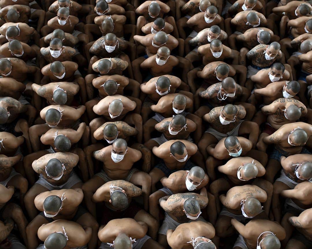 のインスタグラム：「AFP Photo 📷  @yuriyurisky - Members of gangs are seen in custody at a maximum security prisons in Izalco and Quezaltepeque, El Salvador on September, 2020, amid the new coronavirus pandemic.⁣ .⁣ The salvadoran government showed Friday the "strict" reclusion conditions of gang members in the country's prisons, amid a controversy generated by a journalistic report that denounced alleged benefits to imprisoned gang members to reduce homicides.」