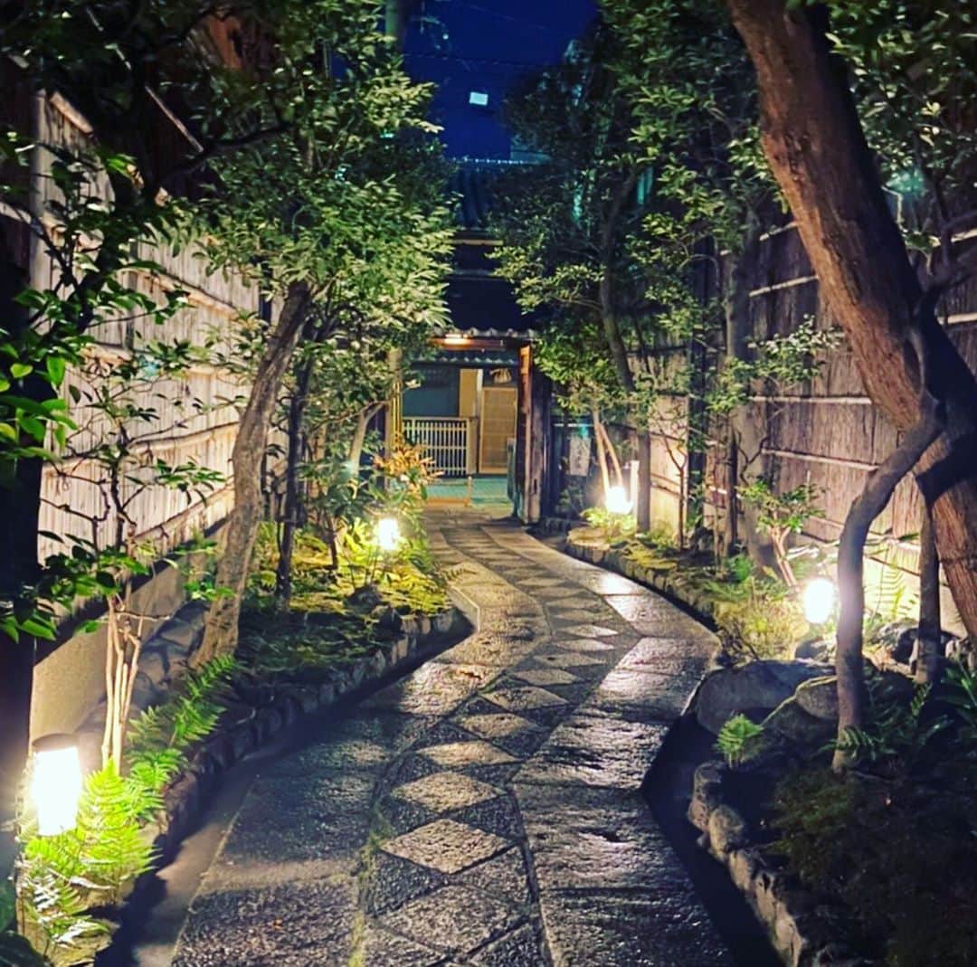 鈴木砂羽さんのインスタグラム写真 - (鈴木砂羽Instagram)「離れていても、 あなたと同じお月さんを眺めています🌕  今回の京都滞在はなんだかいろいろ、、、 鮮やかな美しさに酔いしれました✨  #京都 #祇園 #桝梅」9月7日 19時48分 - bombon_sawa