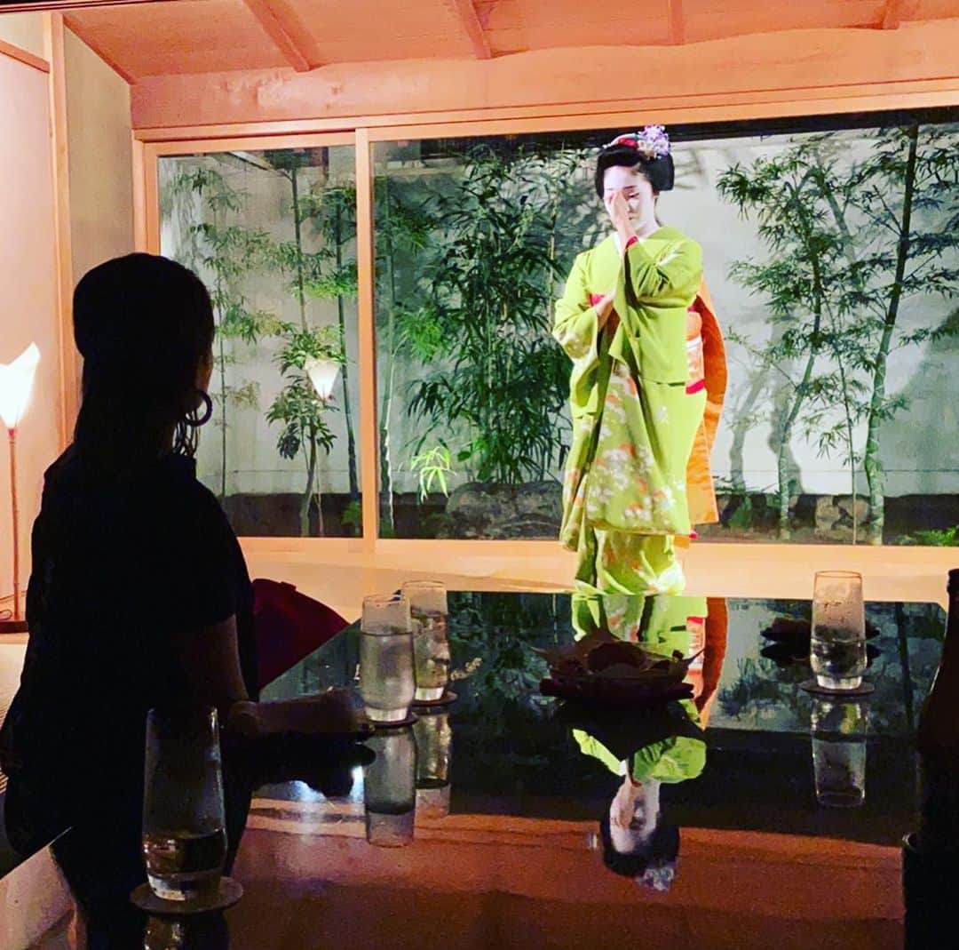 鈴木砂羽さんのインスタグラム写真 - (鈴木砂羽Instagram)「離れていても、 あなたと同じお月さんを眺めています🌕  今回の京都滞在はなんだかいろいろ、、、 鮮やかな美しさに酔いしれました✨  #京都 #祇園 #桝梅」9月7日 19時48分 - bombon_sawa