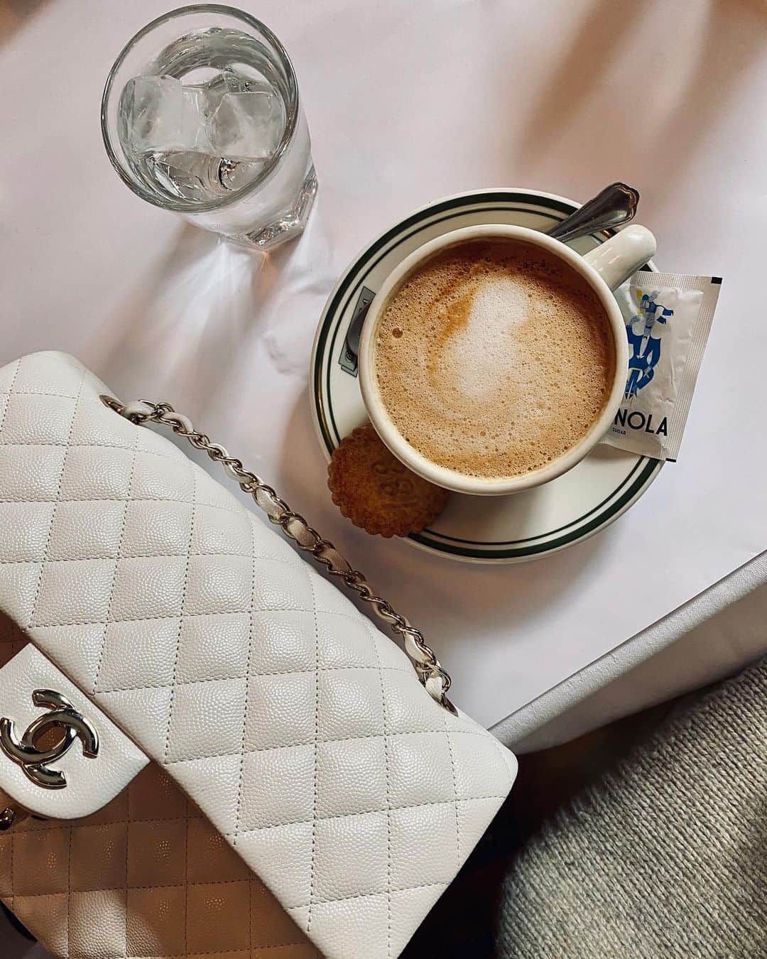 ペニーレ・タイスベックのインスタグラム：「Morning coffee date🤍」