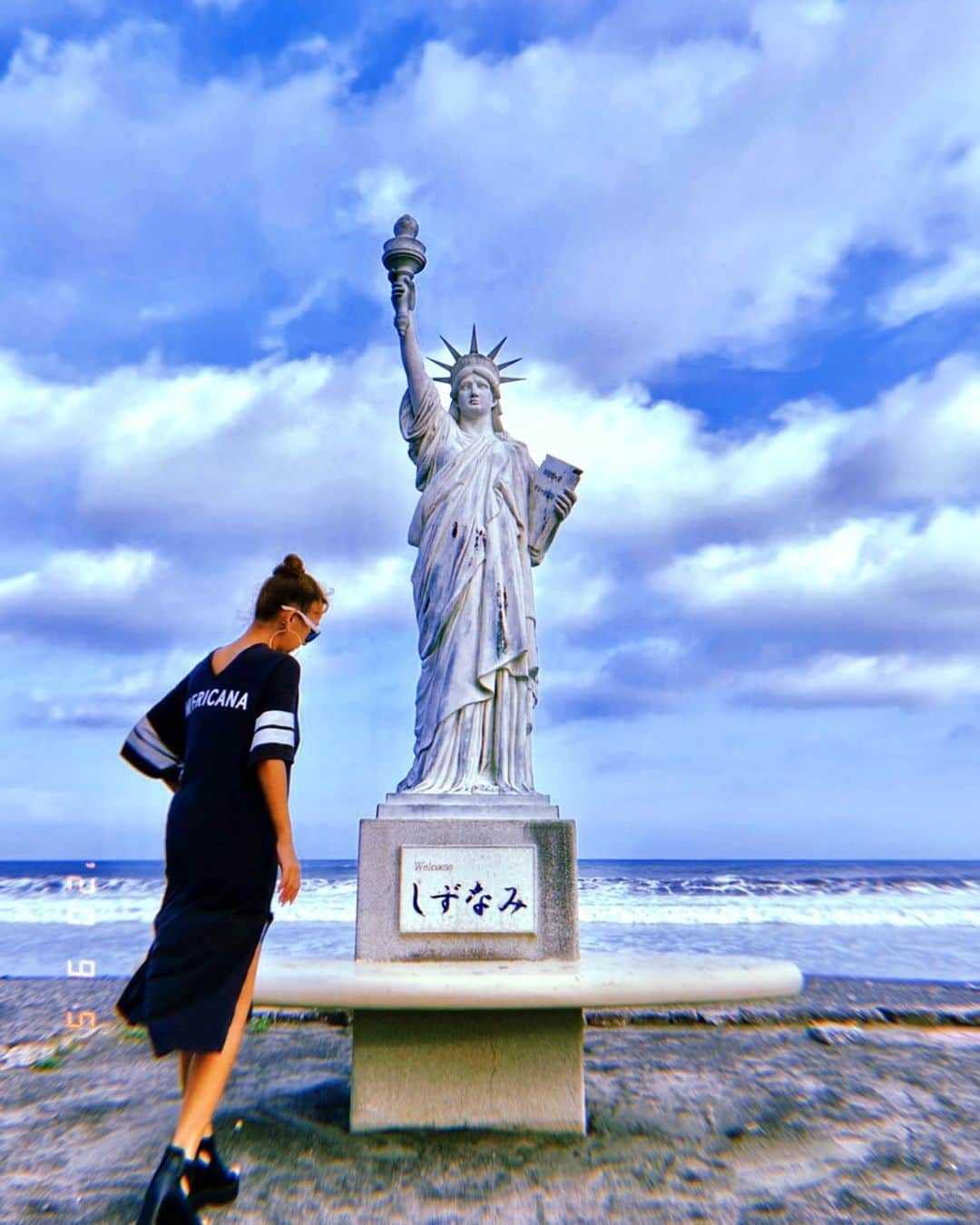 ソフィア・グリーンウッドのインスタグラム：「🗽🗽🗽 ・ ・ #NY #statueofliberty #sea #wave #summer #dayoff #静波 #しずなみ #自由の女神 #自由な女神 #美脚 #脚チラ #スリットワンピで #全牧之原市民を誘惑 #思ったより #需要ゼロ #見渡す限り #人もゼロ #速やかに帰宅」