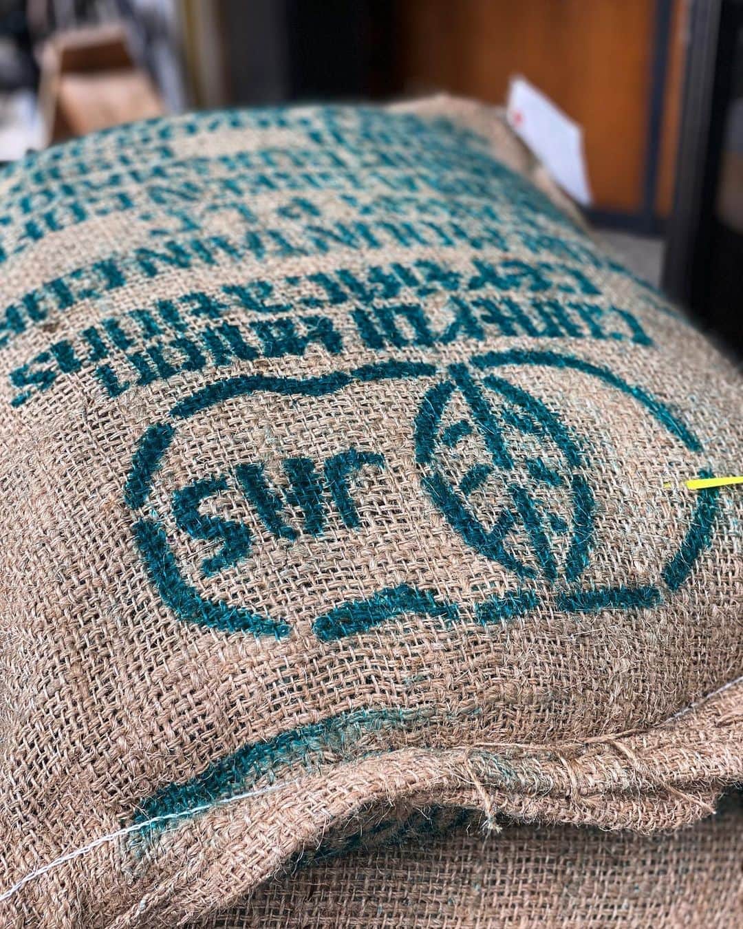 Mel Coffeeさんのインスタグラム写真 - (Mel CoffeeInstagram)「. . エチオピアのオーガニックのコーヒー豆。カイヨンマウンテン。 . . 定番エチオピアが戻ってきました。華やかで香りが引き立つお豆です。  コーヒー豆は店頭、オンラインショップにて。  #melcoffeeroasters #specialtycoffee #organiccoffee #オーガニックコーヒー #オーガニック #organic」9月7日 19時54分 - melcoffeeroasters