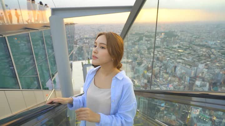 Lilmeのインスタグラム：「8月29日におばあちゃんが天国へ旅立ちました﻿ ﻿ たくさんの畑を持つ農家の家に嫁いだおばあちゃんはずっとずっと畑仕事をする働き者でした﻿ ﻿ 両親が昔から共働きだった私の幼少期は﻿ 両親の思い出よりおばちゃんとおじいちゃんの思い出ばかりでした。﻿ ﻿ コロナのタイミングで入院し、﻿ 東京に住む私は中々会いに行けず﻿ やっと亡くなる1日前に会うことが出来ました。﻿ ﻿ おばちゃんが私の事をずっと待っていてくれたみたい。﻿ ﻿ ﻿ いま、こうして文字にして打ってるだけでも涙が出そうなくらい、おばあちゃんが亡くなったことが今でも信じられないですが、少しずつきっと受け入れる日が来ると思います﻿ ﻿ おばあちゃんの夢を叶えてあげられなかったことが少し残念だけど、これからおばあちゃんがいない生活の中で私は後悔しない時間を過ごすから安心して天国で見守っててね﻿！ ﻿ そして、天国では﻿もう働かずに だいすきな温泉でゆっくりしてね🌙﻿ ﻿」