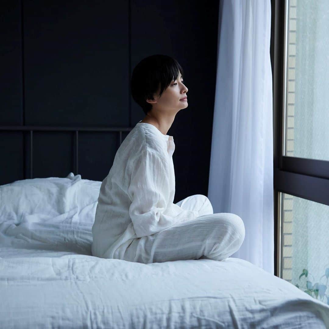 中川政七商店さんのインスタグラム写真 - (中川政七商店Instagram)「「心地よい眠りは、日本の工芸から。」﻿ ﻿ 毎晩ベッドに入る瞬間が、楽しみになる道具に出会いました。﻿ 雪のようにさらっとしたシーツに、ふんわりと優しく包むパジャマ。﻿ 眠りにつくひとときを、きっと幸せにしてくれる、日本の工芸で生み出された寝具です。﻿ ﻿ シーツ・枕カバー・かけ布団カバーで誂えたのは、「究極の晒」とも呼ばれる「雪音」。﻿ 触るとパウダースノーを踏みしめた時のようなキュッとした感触が感じられます。﻿ 吸水速乾性に優れていて、睡眠中の汗をしっかり吸って素早く乾きます。﻿ 洗濯後の乾燥が速いのもうれしい特徴です。﻿ ﻿ 多くの寝具が海外製に置き換わる中で、かつて寝具をつくっていた大阪・泉州の織メーカーさんとともに開発しました。﻿ 一つでも多くの日本のものづくりが未来に残るよう、泉州でできる技術を最大限に生かしています。﻿ ﻿ パジャマは綿麻ガーゼ製。﻿ 肌にあたる内側は肌ざわりがやさしく睡眠中の汗をしっかり吸い取る綿を。﻿ 外側は水分をすばやく発散して快適な着心地を保つ麻のダブルガーゼで仕立てました。﻿ 着ていることを感じさせないほどの軽やかな着心地です。﻿ ﻿ 気持ちのいい素材だから、一年としてお使いいただけます。﻿ ﻿ ▶雪音晒の掛けふとんカバー　シングル／￥9,350﻿ ▶雪音晒の掛けふとんカバー　ダブル／￥11,000﻿ ▶雪音晒のボックスシーツ　シングル／￥7,150﻿ ▶雪音晒のボックスシーツ　ダブル／￥8,800﻿ ▶雪音晒の枕カバー／￥1,650﻿ ※それぞれ白・グレーの2色展開﻿ ﻿ ▶︎ 綿麻ガーゼのパジャマ／¥22,000﻿ ※それぞれ白・紺・生成のM・Lサイズ展開﻿ ﻿ 🦌お買い物はプロフィールリンクまたは画像をタップ。@nakagawamasa7 ﻿ ﻿ #中川政七商店 #暮らしの道具 #nakagawamasashichi #寝具 #寝具カバー #ベッドルーム #ベッドカバー #ベッドカバー #ベッドリネン #シーツ #枕 #枕カバー #まくら #掛け布団カバー #ベッドリネン #夏の夜 #寝苦しい #雪音 #雪音晒 #パウダースノー #ボックスシーツ #ガーゼ生地 #ガーゼ #ガーゼケット #睡眠改善 #睡眠グッズ #寝具カバー #シーツ #シーツカバー #パジャマ」9月7日 20時00分 - nakagawamasa7