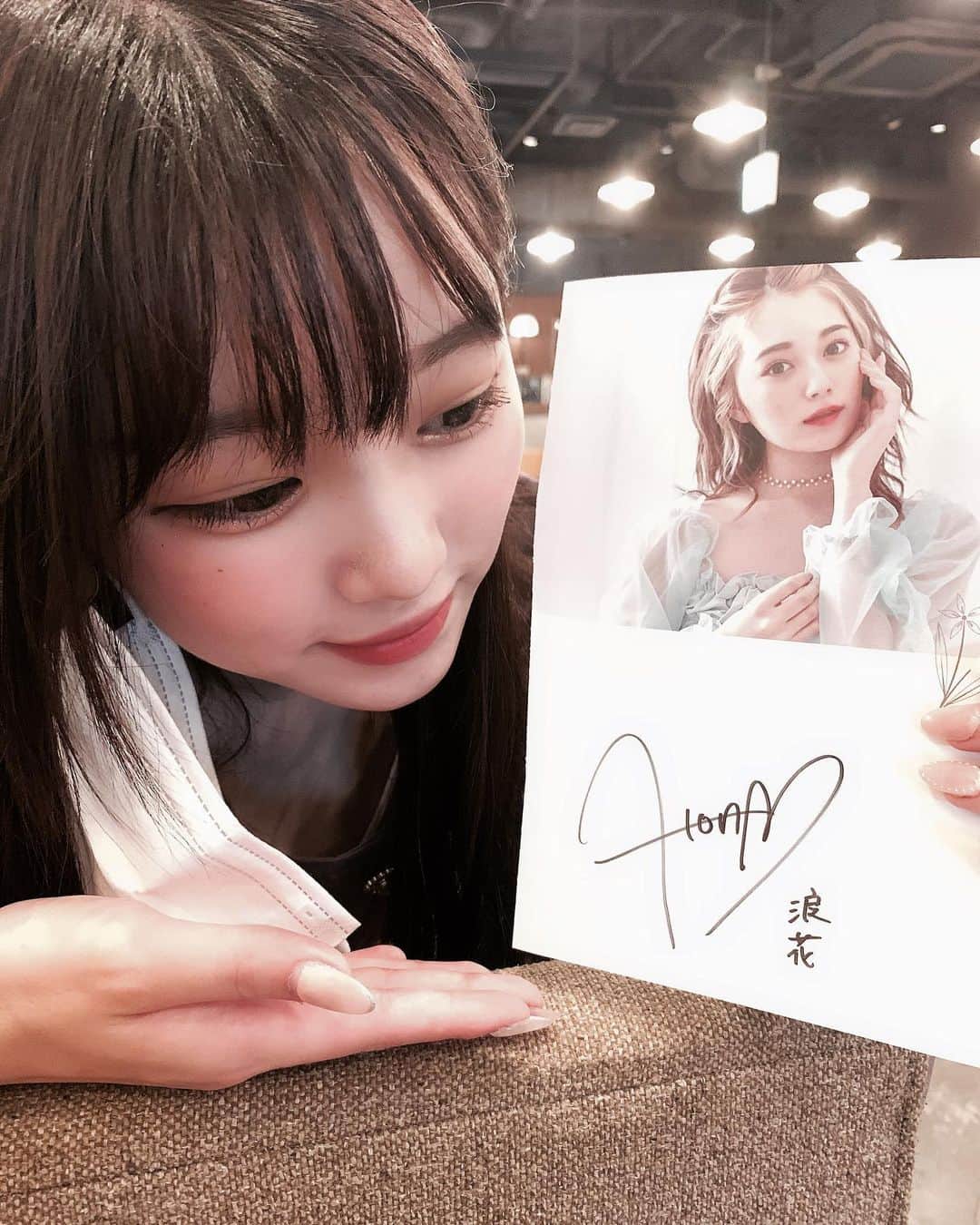 平野夢来（ゆぴぴ）のインスタグラム：「ほのばびさんのプロデュースしているお洋服の展示会に行った時に頂いたパンフレット(?)が可愛すぎてツーショットしまし🤤💓」