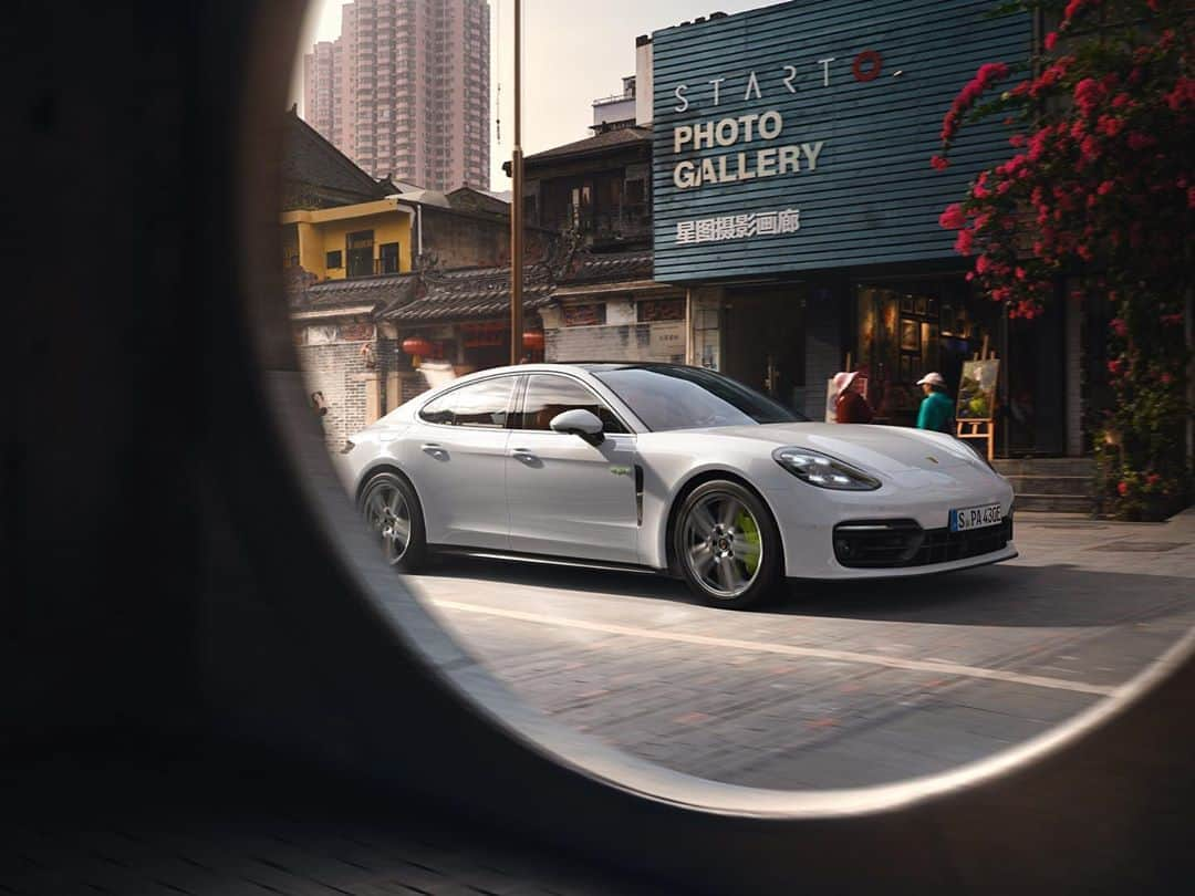 Porsche Japanさんのインスタグラム写真 - (Porsche JapanInstagram)「The New Panamera ラインナップに新しく加わったパナメーラ 4S E-ハイブリッドは、エクステリアのデザインだけではなく、走行プログラムのアップデートにより航続距離が大幅に向上。  インテリアにはポルシェならではの魅力である、エルゴノミクスを考慮したデザインも息づいています。  #ポルシェ #Porsche #パナメーラ #Panamera #Drivedefinesus #ハイブリッド」9月7日 20時01分 - porsche_japan