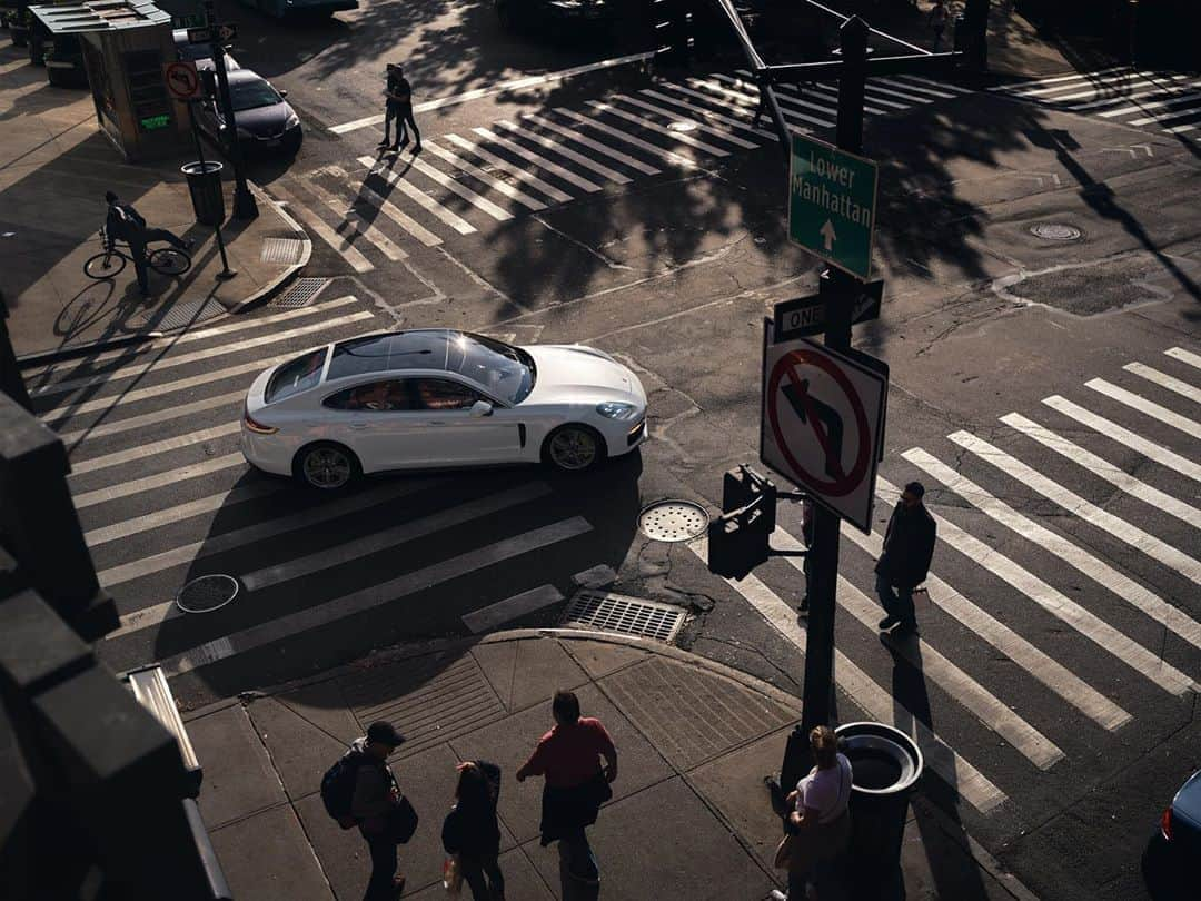 Porsche Japanさんのインスタグラム写真 - (Porsche JapanInstagram)「The New Panamera ラインナップに新しく加わったパナメーラ 4S E-ハイブリッドは、エクステリアのデザインだけではなく、走行プログラムのアップデートにより航続距離が大幅に向上。  インテリアにはポルシェならではの魅力である、エルゴノミクスを考慮したデザインも息づいています。  #ポルシェ #Porsche #パナメーラ #Panamera #Drivedefinesus #ハイブリッド」9月7日 20時01分 - porsche_japan