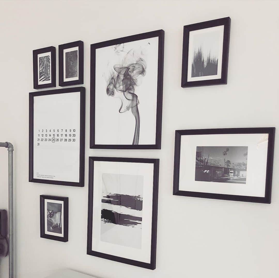 akaneのインスタグラム：「2020.9.7  ずっとこのIKEAのフォトフレームの中のポスターを変えたいと言っていましたが、ようやく変えることができました♪  @linsl_us  さんで素敵なポスターを選ばせて頂きました❣️  沢山好みのモノがあり過ぎて、悩みすぎて数週間経ってしまったw  迷いすぎ🤣🙌  ベージュ系の韓国インテリアっぽいのもあったり、迷いつつも安定のモノトーンで落ち着きました笑  真ん中の縦2枚と、左側のA3サイズの3枚を選ばせて頂きました🎶  左の数字が並んだポスターは好きな数字に◯が出来、下の文字の部分にも好きな数字が4ケタ選べるので、自分やお子さんなどの誕生日などオリジナルが出来てプレゼントにも良き🎁  クーポン出して頂いたので良かったら使って下さい🎁  公式オンラインショップ限定 9/31までの10%OFF クーポンコード【 AO10 】  他にも沢山素敵なポスターありますので是非 @linsl_us さん見てみてください✨  #poster#art#fhotoframe #fhotography #ikea#monotone#mnnl#blackandwhite#pr #ポスター#インテリア#フォトフレーム#フォトフレームデコ #ディスプレイ#ウォールデコ #ウォールアート#イケア#インテリアコーディネーター#整理収納アドバイザー」