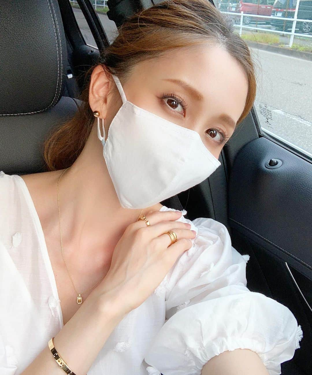 渡香奈さんのインスタグラム写真 - (渡香奈Instagram)「9月いっぱいで終了となってしまう日本テレビ「天才！志村どうぶつ園」、9/19（土）と9/26（土）2週連続総集編SPが放送されます！ 嬉しいことに、9/19（土）の19:00～19:56 の総集編SPに私がコモドドラゴンを調査したVTRも選んでいただいたそうです😆🙏🏻✨10年以上前のVTRなのでちょっと恥ずかしいですが、大好きな「天才！志村どうぶつ園」を是非皆でお見送りしましょう🐊💕 16年間分の素材の中から志村けんさんに選んでいただけていたなんて🥺志村けんさんの記憶に残っていたなんて光栄でなりません😭スタジオでお会いした志村さんの優しさの溢れるオーラ、温かなお人柄に緊張もふっと解いて頂いたことを思い出します…🤲🏻 16年間、楽しく温かく学びある素晴らしい番組をありがとうございました✨✨✨  お仕事帰りの写真は先日撮影でいただいた家庭画報ショッピングサロンのマスクです♪色々使った中で一番安心感あり‼︎ デザインも機能も素晴らしくてオーダーメイドのような着け心地です😍🍀  #天才志村どうぶつ園 #総集編 #若かりし #コモドドラゴン #志村けんさんありがとう #ママモデル #家庭画報ショッピングサロン #ニューノーマル #上質な暮らし #マスク #接触冷感マスク #羽二重シルクマスク #オーダーメイドマスク #快適マスク」9月7日 20時11分 - kanarina1261