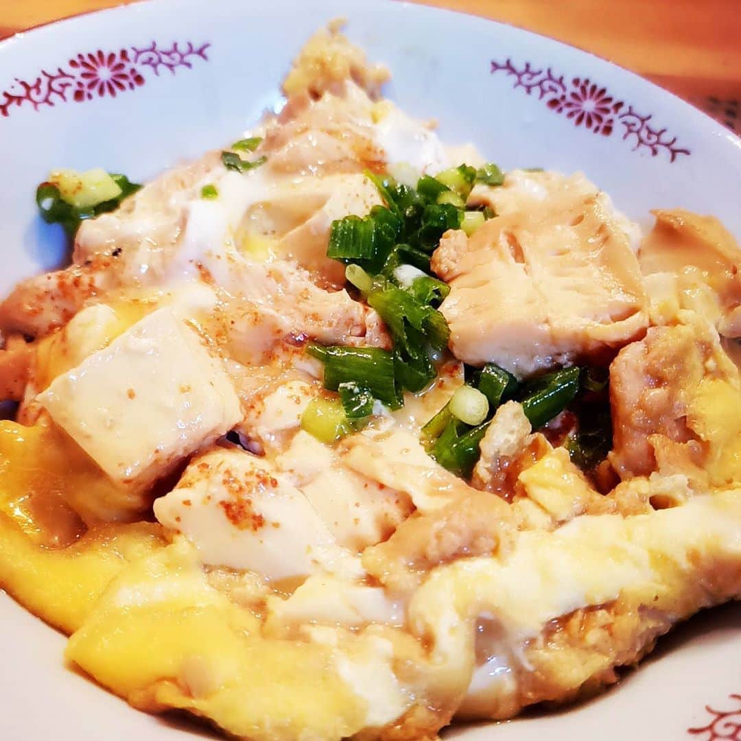 松本隆博のインスタグラム：「。 う～美味い～(^○^) 食べたいものを、作って 自由に食べる、これサイコー に幸せな事だと思うんだ。 親子丼＋豆腐。 少し濃いめで甘辛の出汁、 玉子は溶かし入れて10秒(^-^)  ご馳走様でした！  ～人生遊歩道～」