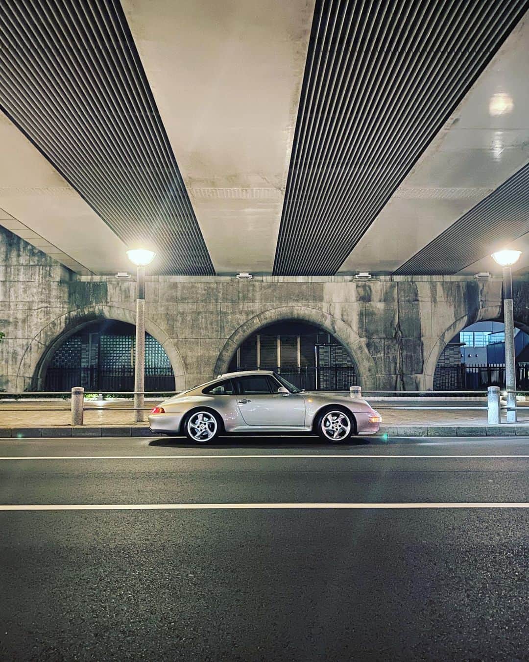 石川涼のインスタグラム：「930→993 入れ替え。  #porsche#porsche911#porsche930#aircooled#930 #aircooledporsche#classicporsche#classic911 #993#porsche993s」
