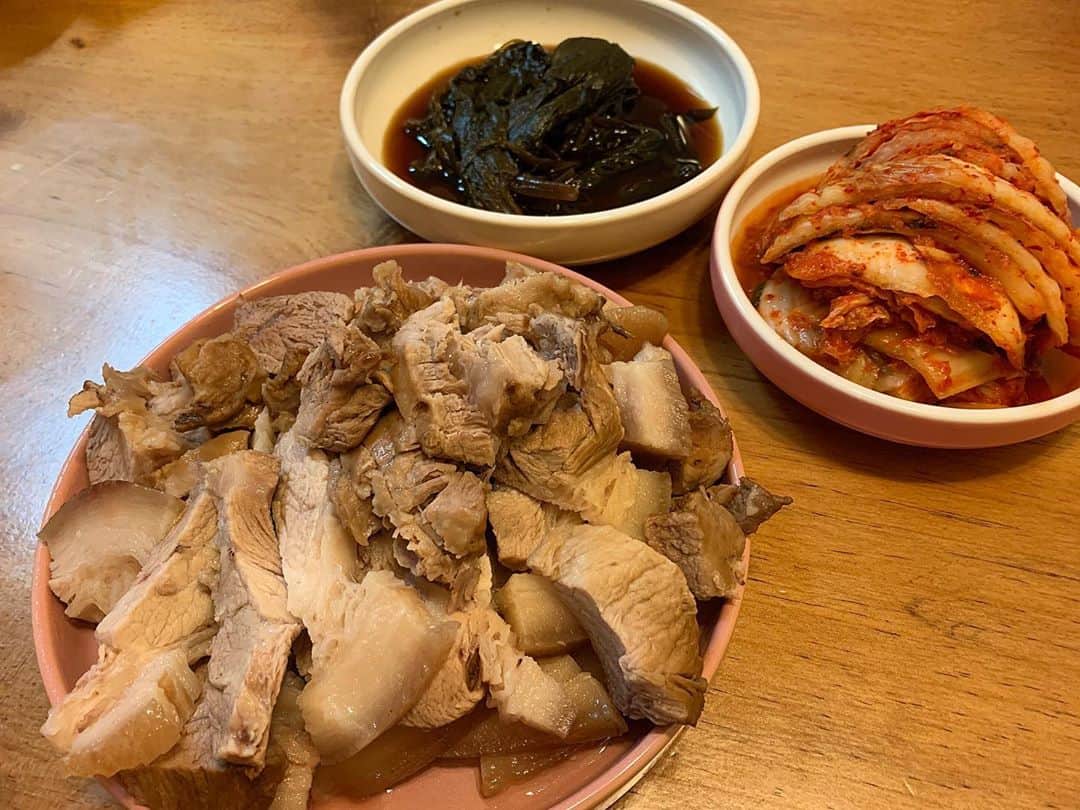 シン・ジスのインスタグラム：「바로 지금 #수육 남편이 말하길 군대스타일이라며 , 군대 한 번 더 다녀와야겠어요」