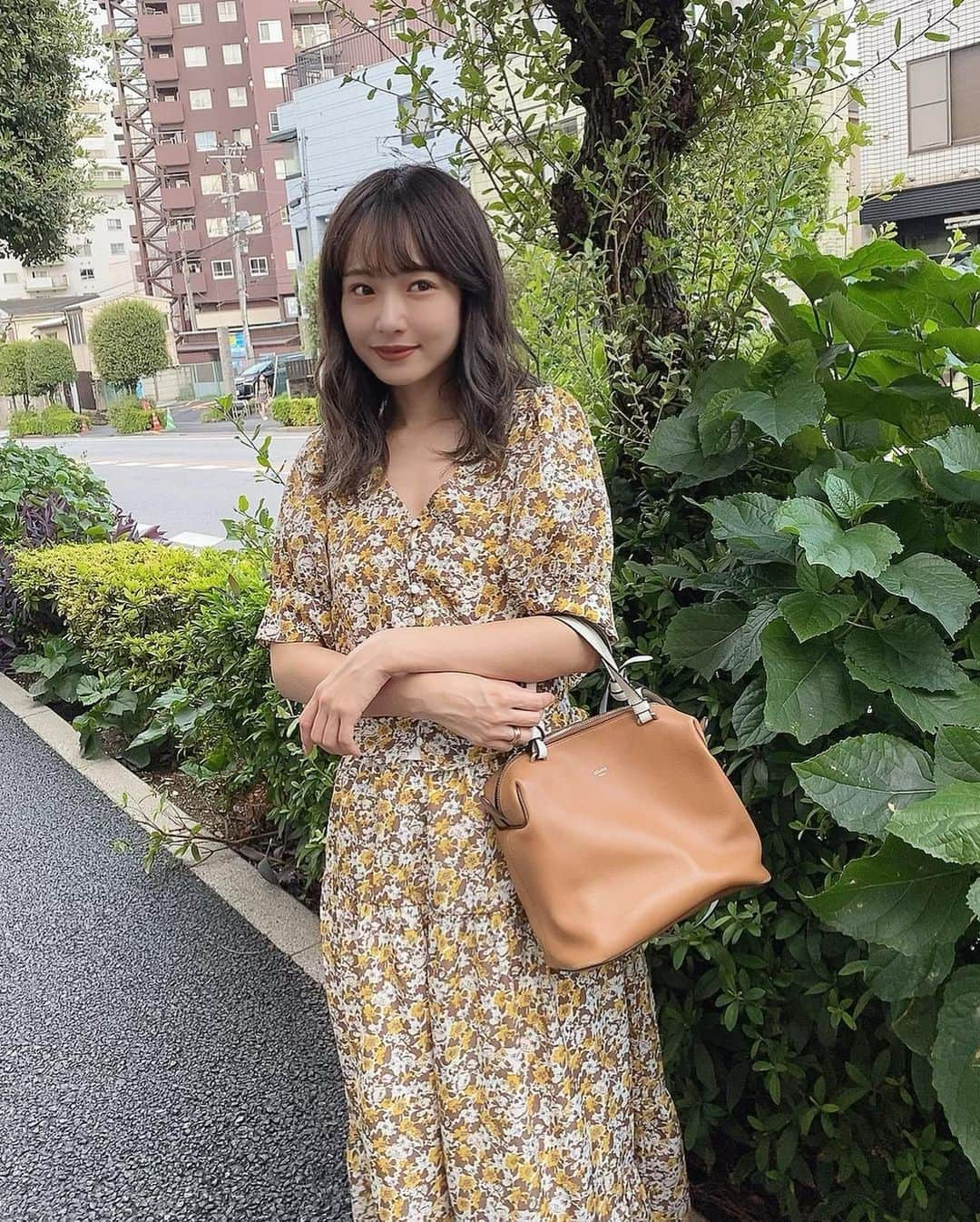 西川瑞希（みずきてぃ）さんのインスタグラム写真 - (西川瑞希（みずきてぃ）Instagram)「撮影と、打ち合わせたっぷりだった1日🌿私服は @cheriemona_official の新作セットアップを着ていました☺︎ . 秋カラーのお花柄に合わせて、リップはマットなブラウンカラーを！@maybellinejp #メイベリン SPステイ マットインク 70//ピタっと密着してくれて、全くと言っていいくらい全然色落ちしないから撮影の後半戦に！ . マスクでもヨレずらいティントタイプも最近使ってます✨マットタイプつけるときは乾燥が気になったら唇用の美容液とかでこまめに保湿もするようにしているよ！ . #cheriemona #setup #aw #coordinate #セットアップ #花柄 #夏コーデ #秋コーデ」9月7日 20時21分 - mizuki_nishikawa_