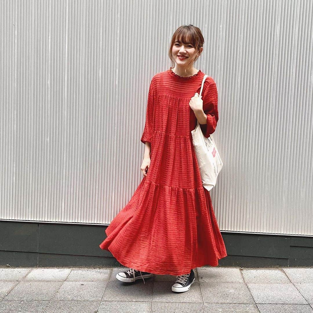 かほこ。さんのインスタグラム写真 - (かほこ。Instagram)「ㅤㅤㅤㅤㅤㅤㅤㅤㅤㅤㅤㅤㅤ ㅤㅤㅤㅤㅤㅤㅤㅤㅤㅤㅤㅤㅤ dress : #journalstandardrelume bag : #journalstandard sneakers : #converse ㅤㅤㅤㅤㅤㅤㅤㅤㅤㅤㅤㅤㅤ ワンピースが可愛すぎるのでいろんな角度から見てください！かわいいです！色迷って赤買ったけどかわいいです！ちょっと暗い赤ですかわいいです！ ㅤㅤㅤㅤㅤㅤㅤㅤㅤㅤㅤㅤㅤ 袖がゴムになってるのでまくって半端袖っぽく着てます。 レザージャケット合わせても絶対可愛いレザージャケット買おう、、💸 ㅤㅤㅤㅤㅤㅤㅤㅤㅤㅤㅤㅤㅤ #kaho_fashion」9月7日 20時14分 - xxokohakxx