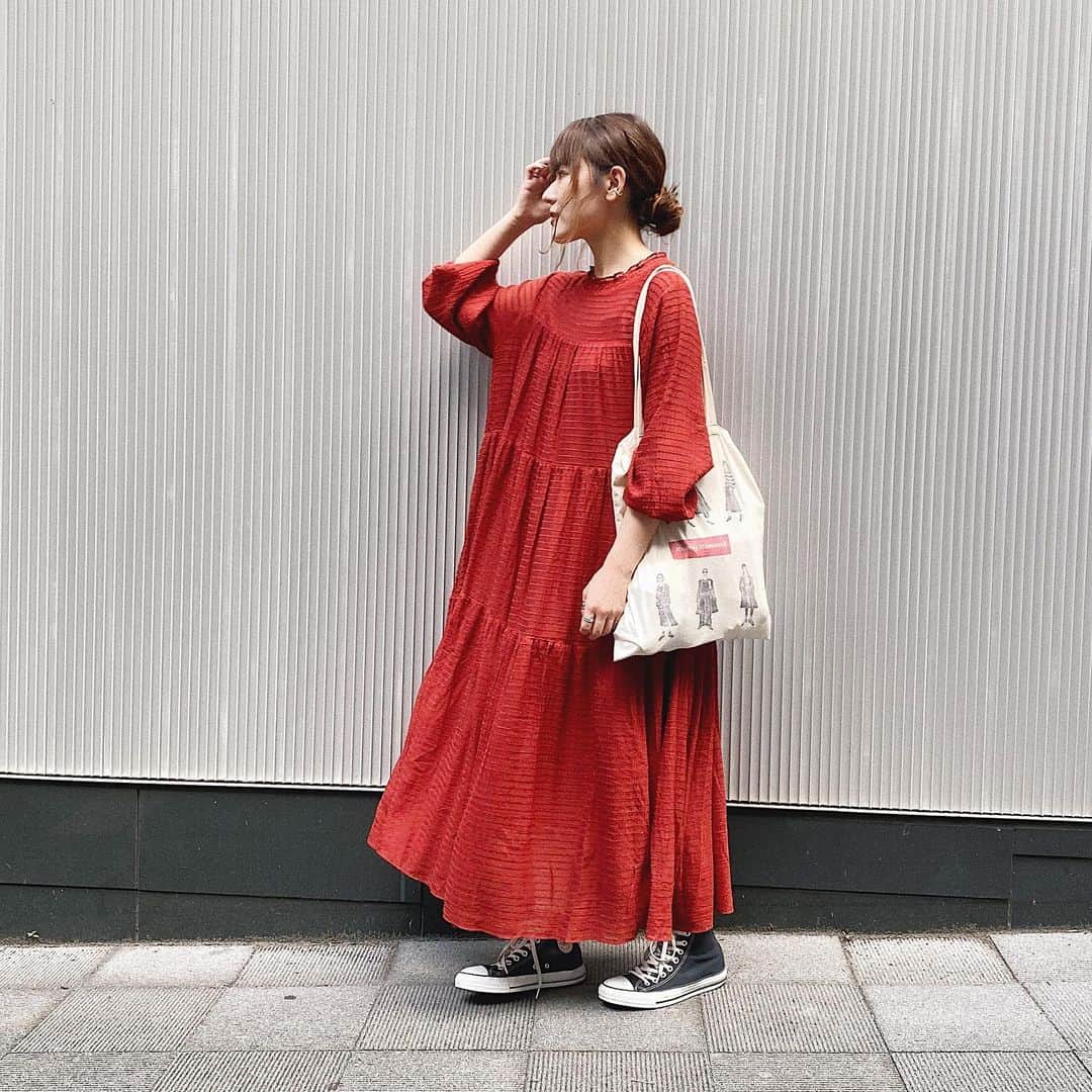 かほこ。さんのインスタグラム写真 - (かほこ。Instagram)「ㅤㅤㅤㅤㅤㅤㅤㅤㅤㅤㅤㅤㅤ ㅤㅤㅤㅤㅤㅤㅤㅤㅤㅤㅤㅤㅤ dress : #journalstandardrelume bag : #journalstandard sneakers : #converse ㅤㅤㅤㅤㅤㅤㅤㅤㅤㅤㅤㅤㅤ ワンピースが可愛すぎるのでいろんな角度から見てください！かわいいです！色迷って赤買ったけどかわいいです！ちょっと暗い赤ですかわいいです！ ㅤㅤㅤㅤㅤㅤㅤㅤㅤㅤㅤㅤㅤ 袖がゴムになってるのでまくって半端袖っぽく着てます。 レザージャケット合わせても絶対可愛いレザージャケット買おう、、💸 ㅤㅤㅤㅤㅤㅤㅤㅤㅤㅤㅤㅤㅤ #kaho_fashion」9月7日 20時14分 - xxokohakxx