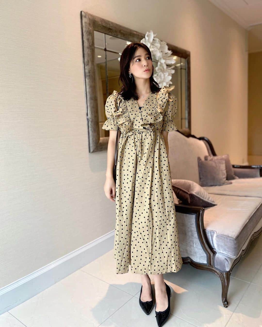 石井里奈さんのインスタグラム写真 - (石井里奈Instagram)「こんばんは💕 . 今夜は里奈ログ😋😋 大好きな @stringsomotesandoh のパンケーキ🥞❣️期間限定でいつも違うんだけど今回は夏限定でサマーフルーツチーズティー パンケーキ💕ギリギリたべれてよかったよ〜！秋メニューも楽しみだなぁ😘😘 . そんなカフェコーデはこちら💁‍♀️👗 . dress... @iream_official  watch&ring... @danielwellington  . 人気のダニエルウェリントンのダイア入りの可愛いコンビの時計と新作のジュエリーコレクションのリングで合わせてみました✨とってもかわいいし、肌なじみもよくていい感じ💕 . お洋服にも合わせやいー！ 今日もお疲れ様でした💕 . #りなまるグルメ #グルメ #グルメ女子 #パンケーキ #パンケーキ巡り #danielwellington #ダニエルウェリントン #BeTheOneToGoForIt #pancakes #スイーツ #スイーツ女子 #表参道カフェ #表参道 #女子会 #フルーツサンド #フルーツパンケーキ #アフタヌーンティー #afternoontea #インスタ映えスイーツ #ジュエリー #時計 #watch #ring #指輪 #ファッション #おやつ #カフェ巡り #ホテルスイーツ #青山 #ストリングスホテル」9月7日 20時15分 - ri7tin1025