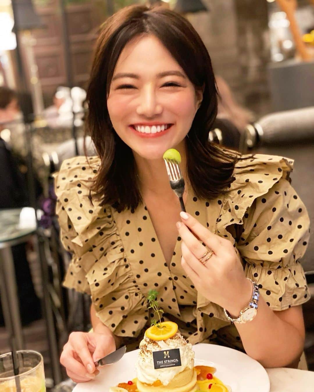 石井里奈さんのインスタグラム写真 - (石井里奈Instagram)「こんばんは💕 . 今夜は里奈ログ😋😋 大好きな @stringsomotesandoh のパンケーキ🥞❣️期間限定でいつも違うんだけど今回は夏限定でサマーフルーツチーズティー パンケーキ💕ギリギリたべれてよかったよ〜！秋メニューも楽しみだなぁ😘😘 . そんなカフェコーデはこちら💁‍♀️👗 . dress... @iream_official  watch&ring... @danielwellington  . 人気のダニエルウェリントンのダイア入りの可愛いコンビの時計と新作のジュエリーコレクションのリングで合わせてみました✨とってもかわいいし、肌なじみもよくていい感じ💕 . お洋服にも合わせやいー！ 今日もお疲れ様でした💕 . #りなまるグルメ #グルメ #グルメ女子 #パンケーキ #パンケーキ巡り #danielwellington #ダニエルウェリントン #BeTheOneToGoForIt #pancakes #スイーツ #スイーツ女子 #表参道カフェ #表参道 #女子会 #フルーツサンド #フルーツパンケーキ #アフタヌーンティー #afternoontea #インスタ映えスイーツ #ジュエリー #時計 #watch #ring #指輪 #ファッション #おやつ #カフェ巡り #ホテルスイーツ #青山 #ストリングスホテル」9月7日 20時15分 - ri7tin1025