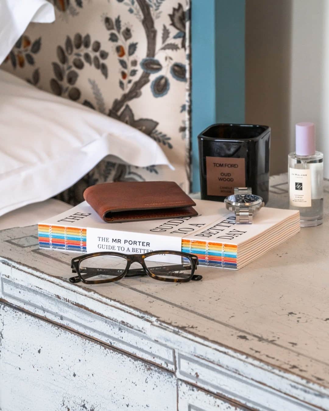 のインスタグラム：「A side table set-up we can endorse. What book is on your nightstand? #MRPORTERatHome」