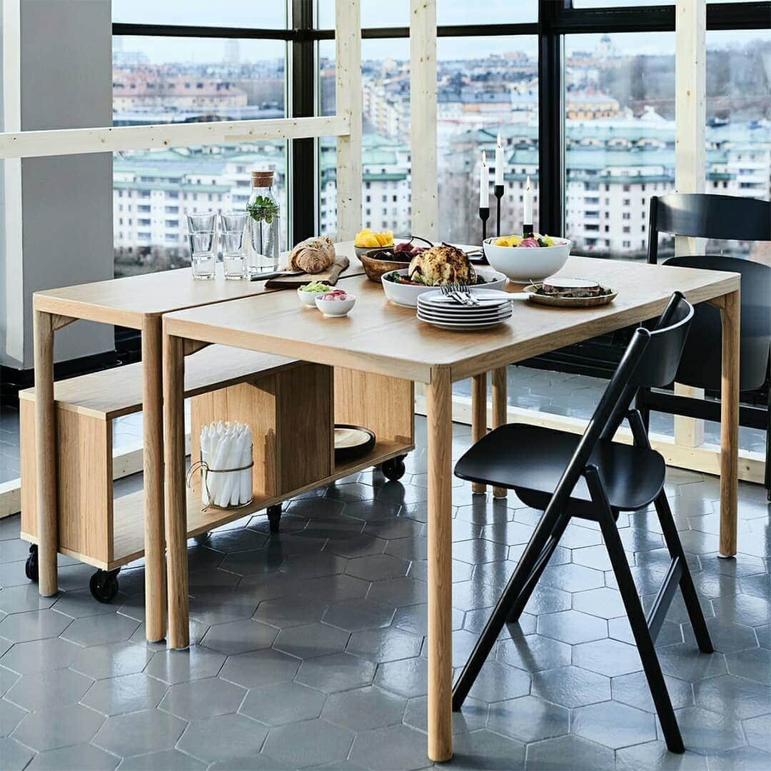 IKEA Austriaさんのインスタグラム写真 - (IKEA AustriaInstagram)「Modern, minimalistisch und neu bei IKEA! 🙌🏻 Unsere neue RÅVAROR Kollektion überzeugt durch ihr spezielles Design. #IKEAat  // RÅVAROR Regal mit Rollen, 67x69 cm € 99,-  #IKEA #RÅVAROR #Kollektion #Wohnen #minimalistisch #minimalist #functional #funktionell」9月7日 20時16分 - ikeaaustria