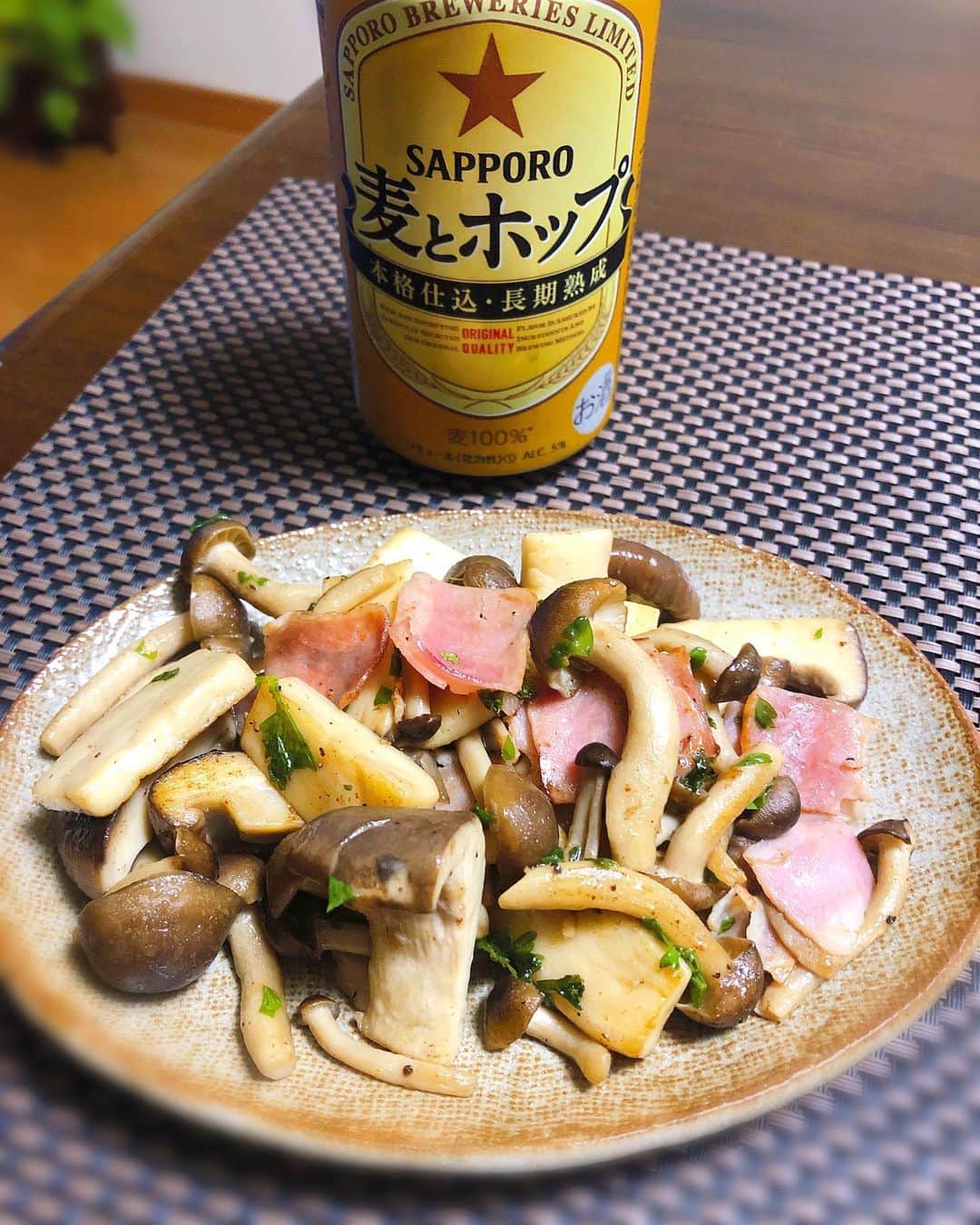 のインスタグラム：「#おうちごはん #ゆうごはん #おつまみ #おつまみレシピ  買い出し忘れたけれど、 冷蔵庫にはしめじ(3分の2)とエリンギ(ちょっと萎れ)賞味期限ギリギリのベーコンが！ 適当に炒めたら立派な おツマミ。 あと冷奴。豆腐と納豆は常備。偉いぞわたし(*′ω′)b  普段、他人への話し方や応対には気を付けて、出来るだけ相手に寄り添い相手の意見を聞く事に徹しているけれど、 親しくなるとつい自分の想いや気持ちが先走ってガーッとワーッと話してしまう癖をそろそろ治したい... これはギャップ萌えにならんぞわたし。 親しき仲にも、だぞわたし。 と思いながら麦のシュワシュワ飲みます... うんめε=(´∀｀*)」