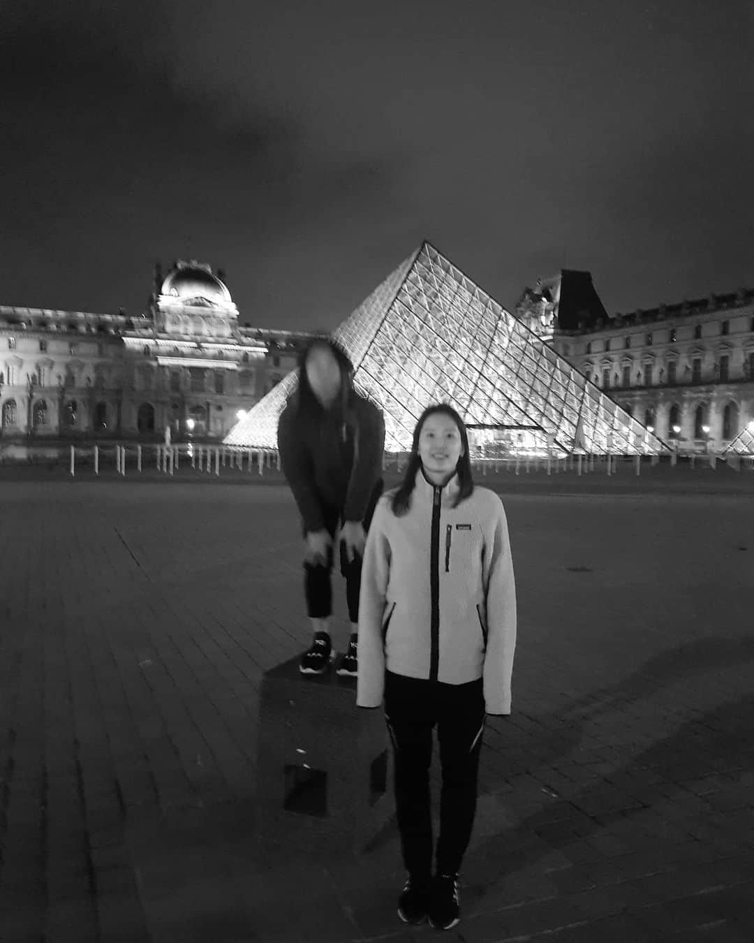 グレイシア・ポリーのインスタグラム：「Strolling blurry night around Monalisa, vice versa. With this dude. #2018」