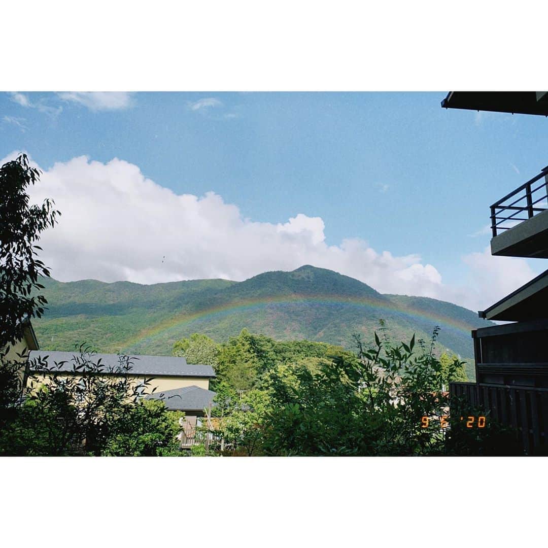 のインスタグラム：「🌲 . . . 電車に揺られて自然の多い場所へ。 . . 温泉と旅館のご飯で元気いっぱいになりました💕 . . . 旅館から見えた虹🌈 短い時間だったけど楽しかったなぁ💭 . . . . #箱根#箱根旅行 #温泉 #温泉旅行 #強羅 #温泉女子 #温泉旅館 #天翠茶寮 #虹 #夏の終わり #雨上がり #hakone#onsen #hotsprings #ryokan #endofsummer #tensuisaryo #rainbow」