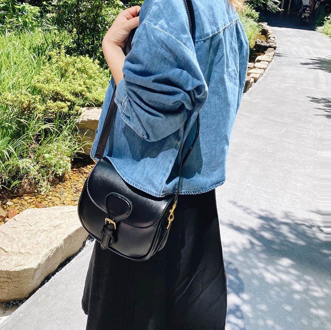 のインスタグラム：「新しいbagは @emmyofficial.jp のもの🤍 コロンとした形がかわいい〜！ brownもかわいかったな🤎」