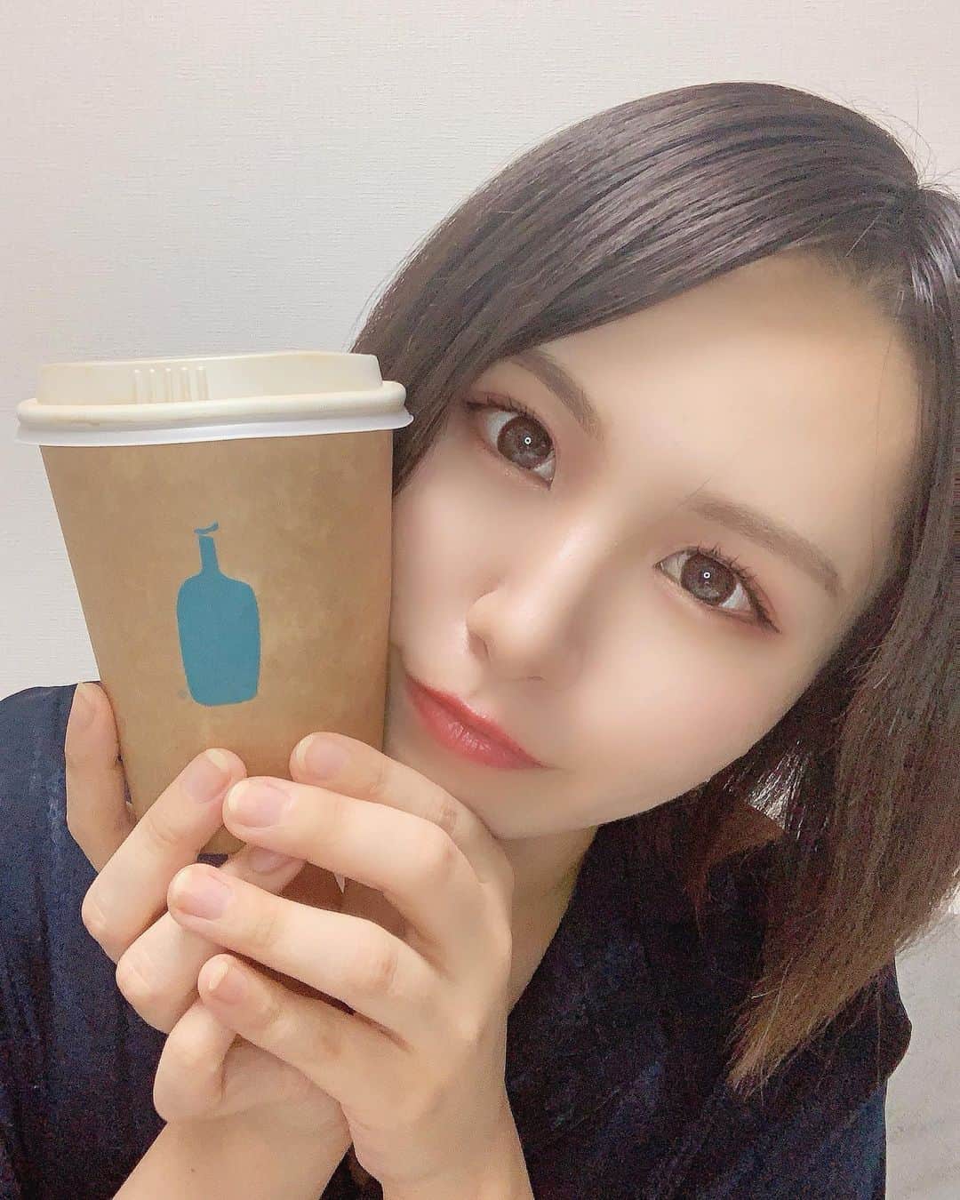 あすぽんのインスタグラム：「↩︎ . 去年の秋ぐらいの📸 前髪なくて髪伸びてる。 ちょっと大人っぽくない？？ . . . #ブルーボトルコーヒー  #bluebottlecoffee  #カフェ巡り #イチナナライバー #ショートヘアー女子  #likeme#followｍe」