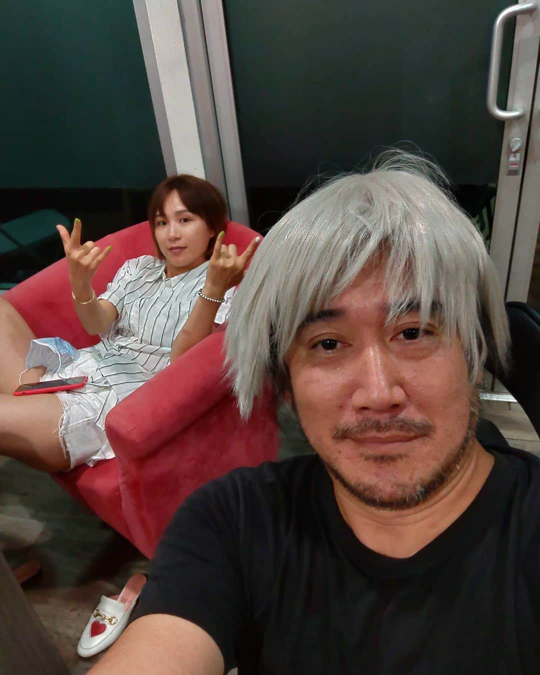 のインスタグラム：「How come I look younger with grey hair... 🤔」