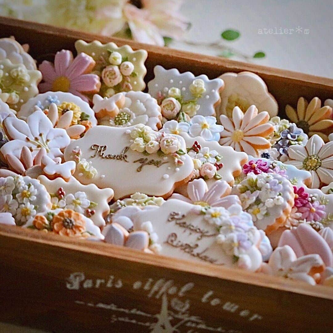melodyさんのインスタグラム写真 - (melodyInstagram)「4月から9月までの頒布会が今月で終わります🌸💐✨﻿ 大好きな花たちをモチーフにしたフラワークッキーを沢山の方にご購入いただきました。﻿ 特に頒布会の会員様には毎月お届けさせていただき、心より感謝申し上げます。﻿ 10月〜3月までの頒布会もリクエストいただいているのですが、力不足でなかなか実施出来ず、申し訳ありません。﻿ また来年もatelier＊m頒布会をよろしくお願いいたします🙇‍♀️﻿ 今期最後の頒布会9月分も、心を込めてお作りさせていただきます。﻿ ﻿ 尚、9月分の再販リクエストをいただいておりますが、締切させていただきました。申し訳ございません。﻿ ＊﻿ ＊﻿ ＊﻿ #天然色素#国産#アイシングクッキー#flower#花#秋桜#colors#クッキー#日本#デザイン#アトリエエム#design#flowers#design#ギフト﻿ #pic#cookies#sugarcookies#icingcookies﻿ #japan#Instagram#instagramjapan#IgersJP#cupcakeproject﻿ #ファインダー越しの私の世界#スイーツ#sweets#instasweet」9月7日 20時36分 - melody_wiiish