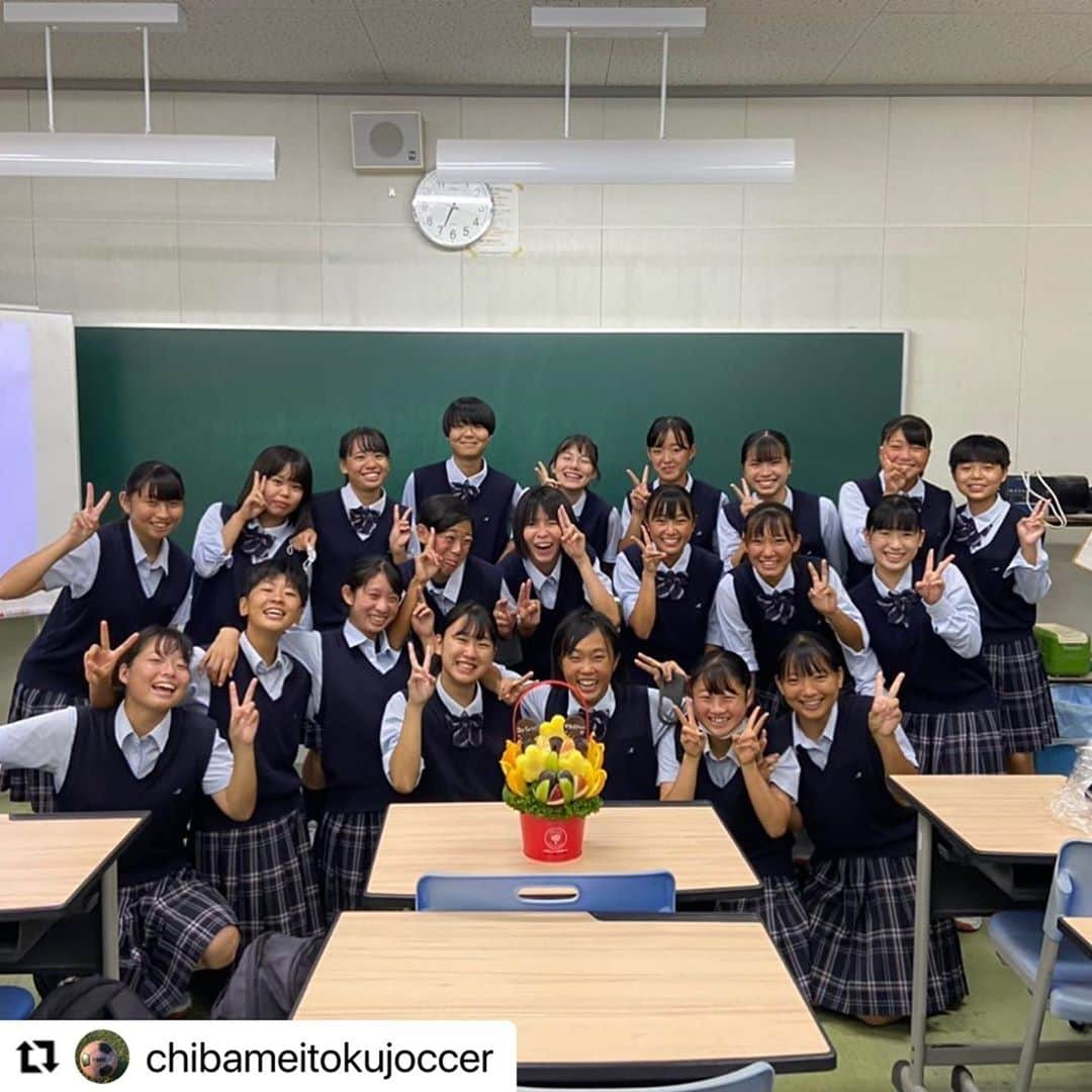 Fruit-bouquets.comさんのインスタグラム写真 - (Fruit-bouquets.comInstagram)「#Repost @chibameitokujoccer with @make_repost 今後のご活躍にも期待しております💐 ・・・ 【選手権前日ミーティング】 保護者の方々からの応援メッセージをスライドにて上映！ また，本校卒業生の菅原信治様が代表取締役を務められているプレジール(株)より，フルーツブーケの差し入れをいただきました。 fruit-bouquets.com  サポートしていただける環境に感謝です！  #感謝 #最強の応援団 #保護者 #フルーツブーケ #fruitbuquet  #プレジール #plaisir #卒業生 #決起集会 #soccer #girlssoccer #高校女子サッカー #kappa #整骨院鍼灸院アシスト #Atleta #令和2年度 #令和2年 #2020 #千葉県 #高等学校 #千葉明徳 #強化指定部活動 #chibameitoku #onward」9月7日 20時36分 - fruitbouquet.japan