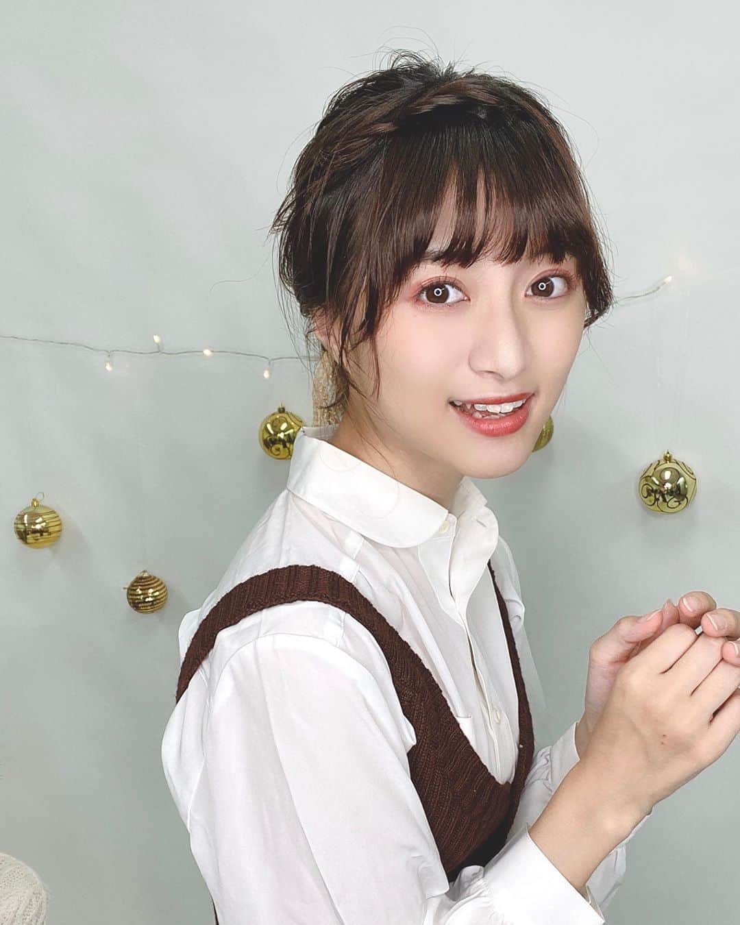 谷口萌衣子のインスタグラム：「昨日のオフショット🐇 女子会クリスマスという設定です、 家族と過ごす派だったので 友達とクリスマスに憧れる〜〜 去年は餃子食べてたような🥟  ななちゃんとペアで、プリクラみたい〜 って言いながら撮った写真が2枚目です💮  #ミスキャンパス立命館 #クリスマスコーデ #美少女図鑑」