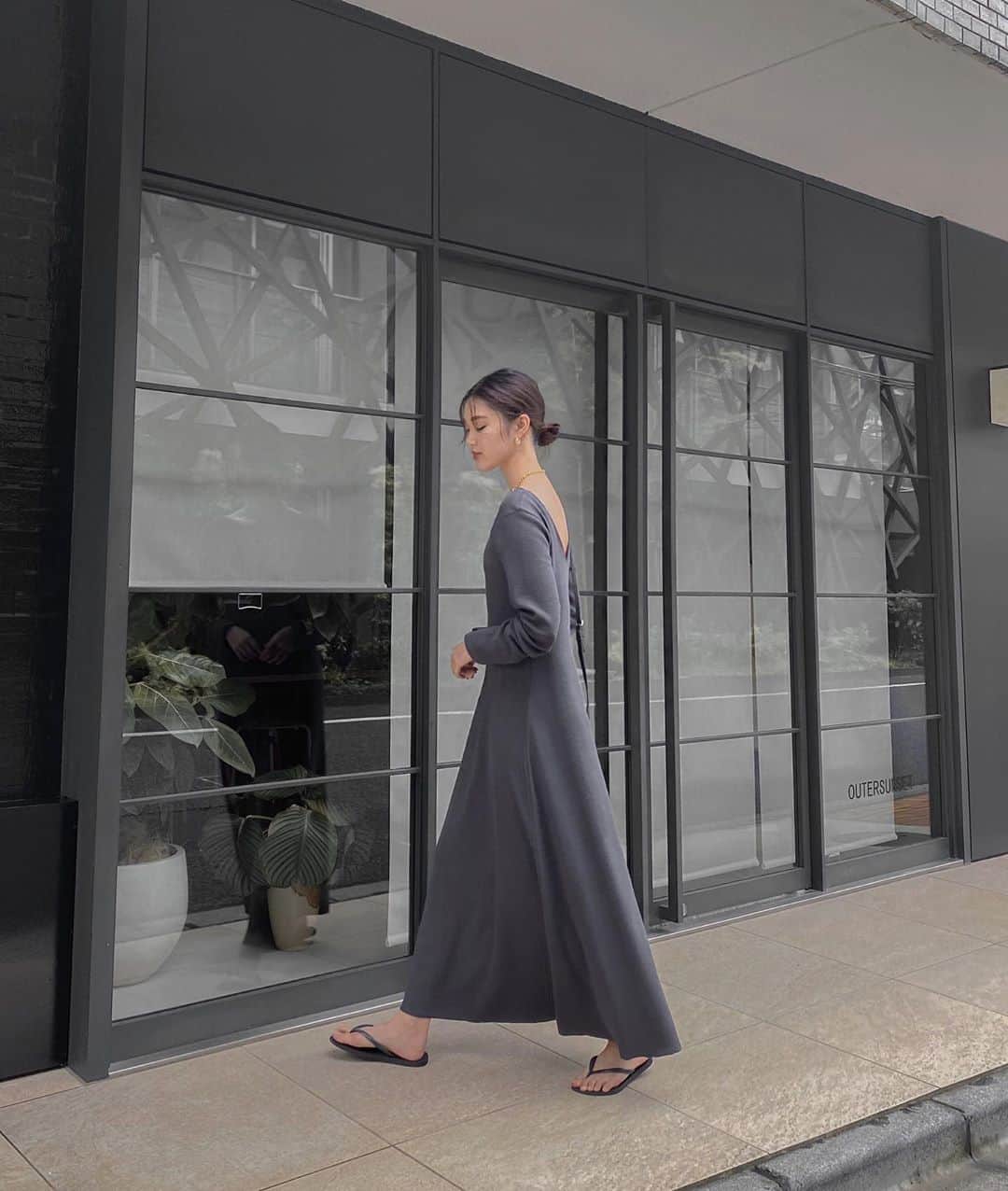 影山可蓮のインスタグラム：「・ ・ Simple outfit✔️ ・ ・ まだまだビーサンですが 少し涼しい日に軽めのロングスリーブデビュー💭 背中がっつりあいてるけどなんと下着が見えない絶妙な空き具合。#これ結構重要　 ・ 🏷 DRESS/Pierce @akte_official  Necklace  @mondayeditionseoul  ・ ・ ・　 #outfit #ootd  #instafashion #akte #アクテ　 #minimalstyle #minimalfashion #classicstyle #simpleoutfit #everydaylook  #コーデ #コーディネート #今日のコーデ #私服  #karen_k_outfit」