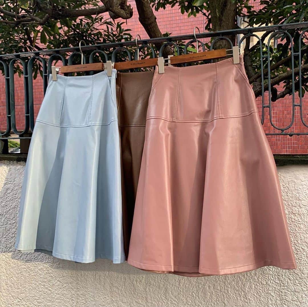 のインスタグラム：「【👗NEW ITEM👜💕】 この秋トレンドの レザーアイテム🥳❤️ 少しカジュアル要素の強い アイテムですが ソフトなハリ感と上品な光沢感のあるフレアスカートなら 女性らしく使えます🥰🎀 後ろにはゴムが入っているので はきやすさも◎✨ 綺麗な色味が目を引く ピンク、サックスブルーと トレンドのブラウンの３色展開です😉🎶  スワイプして 31fillesゆりゆり（@31_yuriyuri）162cm 広島パルコ店 りっちゃん 158cm の着こなしをCHECK❣️ ———————————————————— ♦️フェイクレザーフレアスカート￥8,900+tax #31sdm品番030361 カラー(ピンク/サックスブルー/チャ) サイズ（36/38） ———————————————————— 入荷予定日や在庫は、店舗により異なります❕ また、予告なく入荷日が変更となる場合がございますのでご了承ください🙇‍♀ 店舗では、入荷連絡も承っておりますので スタッフまでお声掛けください☺️💕 #31Sonsdemode #31sdm #31sdm_outfit #fashion #autumn #coordinate #skirt #leather #ecoleather #fakeleather #trend #feminin #トランテアンソンドゥモード #トランテアン #秋 #コーディネート #スカート #レザー #レザースカート #フェイクレザー #エコレザー #トレンド #フェミニン #大人気 #新作」