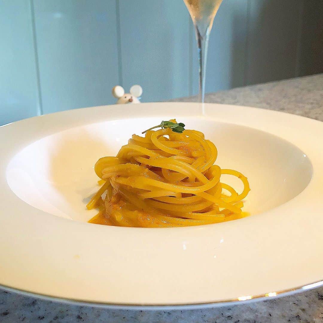 榊山敬代のインスタグラム：「🍞🍴🍝🍾… ・　  つづき…  休日土曜日の午後は パテとパンでかるく 一杯のロゼでご褒美  ２枚目の画像より…  この日は暑かったので 冷えたロゼはご馳走也  ひと息落ち着きましたら 軽くパスタの制作気分に  頂いた瓶詰めの雲丹さまで ウニパスタこしらえるの巻  まろやかに濃厚な口当たりは おつまみ感覚で少しずつ頂き  セミさんの合唱BGMにて 夏のおわりを満喫な食卓  #また食べたい #夏のおわり  ・ ・ ・ #おうちごはん #おうち大好き #enjoyhome ・ ・ ・  ・ #オードブル #パテ #poke #broccoli #パン #頂き物 #うに #雲丹 #瓶詰め #sea​​urchin #海の恵み #ランチ #lunch #ワイン #ロゼ #wine  #パスタ  #おうちごはん  #おつまみ　#pasta #food#seafood #artist #cooking  #日本画家 の #お料理こんなもん」