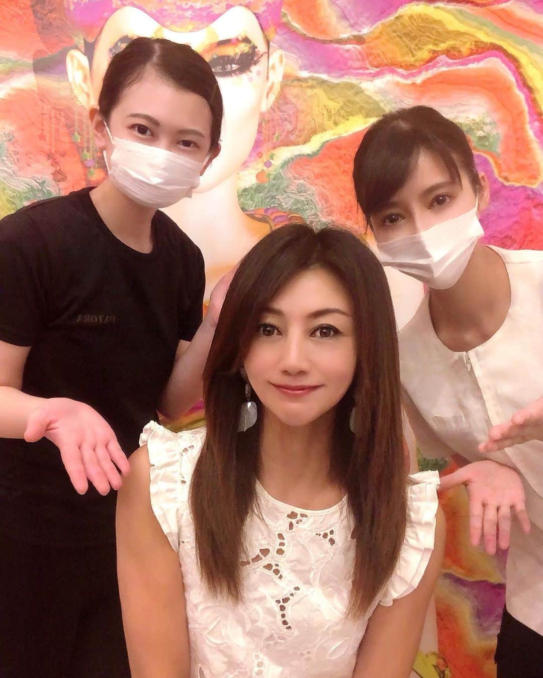 のインスタグラム：「こんばんは😃 . 先日、難波にありますオールハンド専門店のPATORA【パトラ】に、浮腫や肩こりがひどいので、リンパテック痩身で全身マッサージの施術を受けて来ました❤️ . @patora_esthetic @patora_nanba . 最初にカウンセリングなんですが、どのような食事をしているか、運動量など細かく見て頂き、自分の特に気になる箇所などしっかりと確認してから施術に入って頂けますよ‼️ . 私は特に、お尻や太ももが気になっている他、肩こりもすごいんです。 浮腫もすごいからリンパが詰まってるんだろうなあと💦 . 施術前に代謝を良くするシナジードリンクとBBウォーターを飲み毒素や老廃物を促しながら、代謝をあげます‼️ . ゲルマニウムが入ったポカポカのマットに入り、ハンドマッサージで背中からネックラインなどリンパを丁寧に何度も流して頂いたら、自分では気づかなかった背中や腰がガチガチに固まっていたみたいで、マッサージしてもらえばもらうほど、痛みもなくなり楽になっていきました😊 . エステテシャンの方のしっかりした技術で体を触っただけで、リンパの流れが悪くなっている箇所がわかるみたいです‼️ . ビニールに入ったのが汗💦 すごい時間にしたらそんなに何時間もしてないのにすごい‼️ . 全身が温まり血行の流れが良くなってから、2人でDTKジェルを使ったハンドマッサージです‼️ 肩甲骨辺りもくっついてる感じだったので、しっかり術後な天使の羽のようになってましたよ👍 . 気になっていた太ももも引き締まって脚が軽くなりました😊 . リンパの流れが悪い箇所は多少痛みがありますが、マッサージは本当に気持ち良く、終わった後の身体を見たら、すごく変わったので、定期的に受けたいと思いました‼️ . さすが結果重視のハンドマッサージ店だけありますよ👍 . 女性は本当に浮腫やすいですからおススメです😊 . .  #パトラ #PATORA #リンパテック #pr #美容好き#全身マッサージ #エステ #大阪エステ #痩身　#デトックス#ハンドマッサージ#肩こり#浮腫み解消  #痩身エステ #血液クレンジング #関西 #難波　#難波エステ #アラフィフ #美容好きな人と繋がりたい  #50代女性#エステ好きな人と繋がりたい #アラフィフ女子  #大人可愛いを目指す」