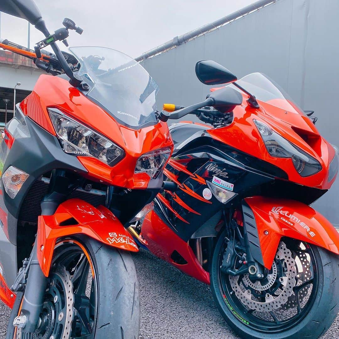 AMIのインスタグラム：「・ ・ ・ 赤Ninjaと言われるけど、正真正銘のオレンジです🍊 Ninja400とzx-14rが2台並ぶと親子みたいで見てて癒される🥺🧡 ・ ・  ・  #バイク #バイク女子 #bike #バイクのある生活  #バイクのある風景  #バイクが好きだ  #バイク好きな人と繋がりたい  #バイクウェア #kawasaki #ninja400 #zx14r」