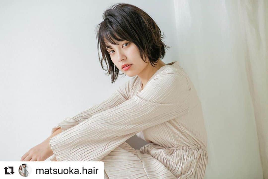 THROW 【スロウ】さんのインスタグラム写真 - (THROW 【スロウ】Instagram)「#Repost @matsuoka.hair with @make_repost ・・・ ナチュラルな空間でお待ちしてます◎  #cammy#六甲道駅#六甲道#地域密着#ミニボブ#ワンカール#波ウェーブ#外ハネ#灘区#ショートスタイル#束感#ハイライト#グラデーション#パーマ#メンズヘア#美容師#ポートレート女子#スロウカラー#コテ巻き#六甲道美容室#神戸#三ノ宮#神戸大学#写真好きな人と繋がりたい#写真を撮ってる人と繋がりたい#無機質#Cammy#ブリーチ#ナチュラル」9月7日 20時46分 - throwcolor