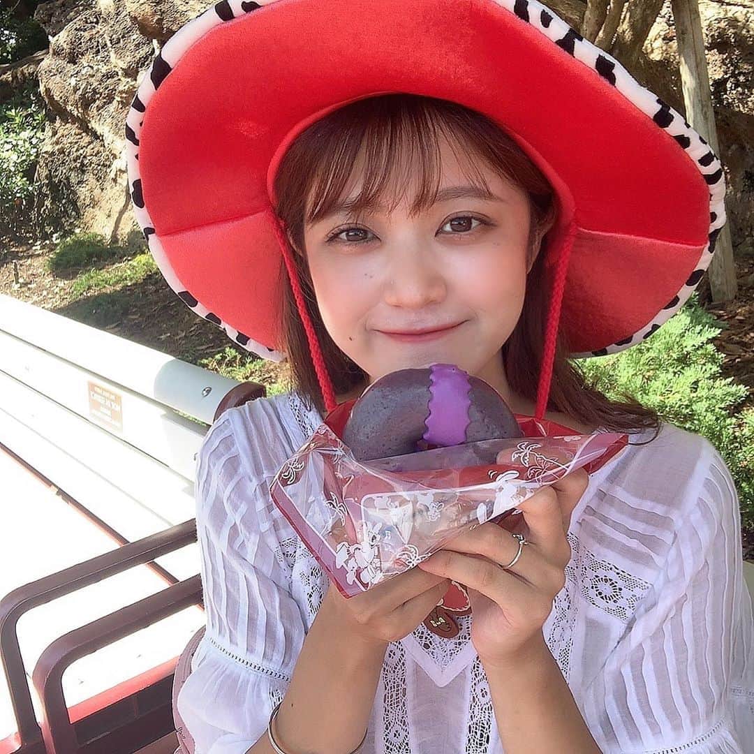 のインスタグラム：「ディズニーに行ってきたのだ🤍 うきわまんしか勝たん🥺💕‼️  1日1回の投票と、プロフィールリンクのツイートのRTをどうかお願いします‼️✨ #りなっしーに投票してくれなきゃ嫌っしー #ミスコン #ミス國學院 #ディズニーシー #ディズニーコーデ #トイストーリー #トイストーリーコーデ #ジェシーコーデ」