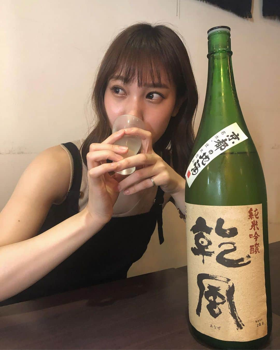 高野祐衣さんのインスタグラム写真 - (高野祐衣Instagram)「『乾風（あなぜ）』純米吟醸﻿ ﻿ 旨味があって、﻿ ふかよかで深みのある味わい。﻿ 濃醇で、後味の上品な苦味がクセになる🌟﻿ ﻿ しっかり味のラム肉と！﻿ 旨味が強い同士、めちゃ合う〜❤︎﻿ ﻿ ﻿ ﻿ 伏見は昔、伏水とも書かれていたくらい﻿ 良質で豊富な地下水に恵まれている土地で、﻿ なめらかできめ細かい水なのが特徴なのです☺︎﻿ ﻿ ﻿ ﻿ #日本酒 #日本酒女子﻿ #乾風 #あなぜ #京都 #北山本家﻿ #純米吟醸 ﻿ #sake #japanesesake﻿ #ゆいぽんしゅ」9月7日 20時50分 - yuipooon12_06