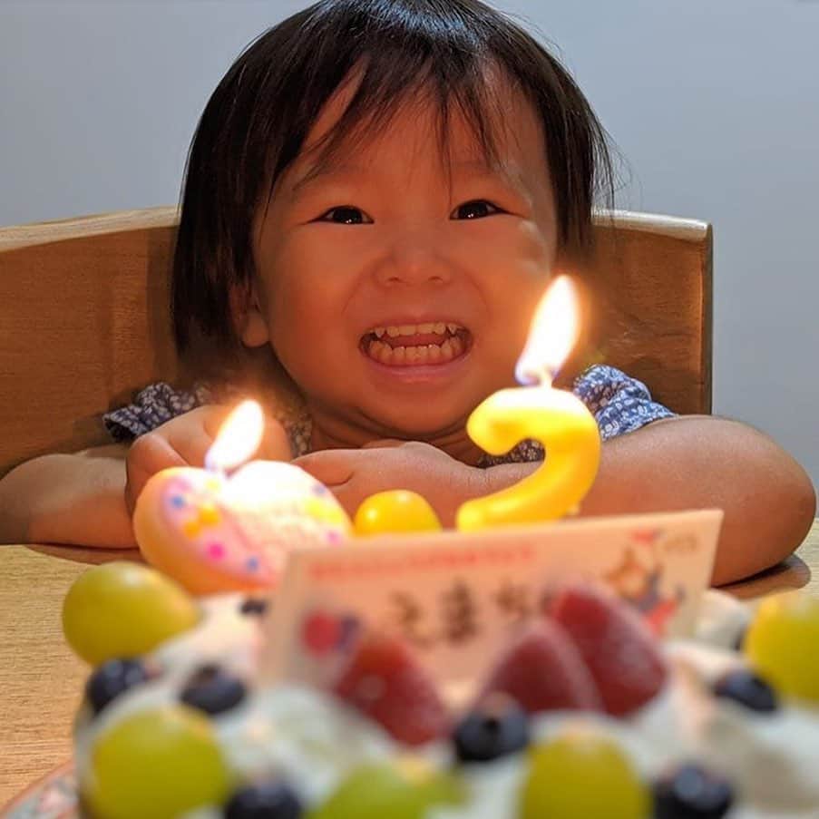 福田恭巳のインスタグラム：「Happy birthday my daughter 🎉  この１年の成長は著しく 赤ちゃん感が抜けて子どもっぽく なってきました。 たくさんお話ししてくれます。 娘に関わってくれた全ての人に感謝❤️  出張サービスも ありがとうございました！ @jeep_cafe_tokyo   #2018 #9月生まれ #女の子 #2歳 #2歳誕生日 #お誕生日 #ケーキは嫌い #フルーツだけ食べた」