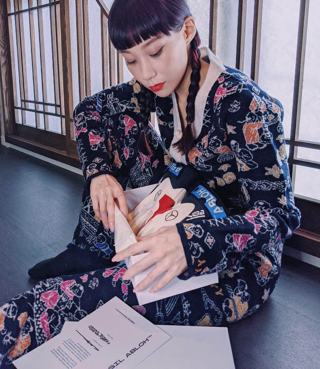 マドモアゼル・ユリアのインスタグラム：「Virgil Abloh x Mercedes-Benz racing gloves✨ thank you @VirgilAbloh @MercedesBenz @gorden.wagener   #MBxVA #TheNewLuxury」