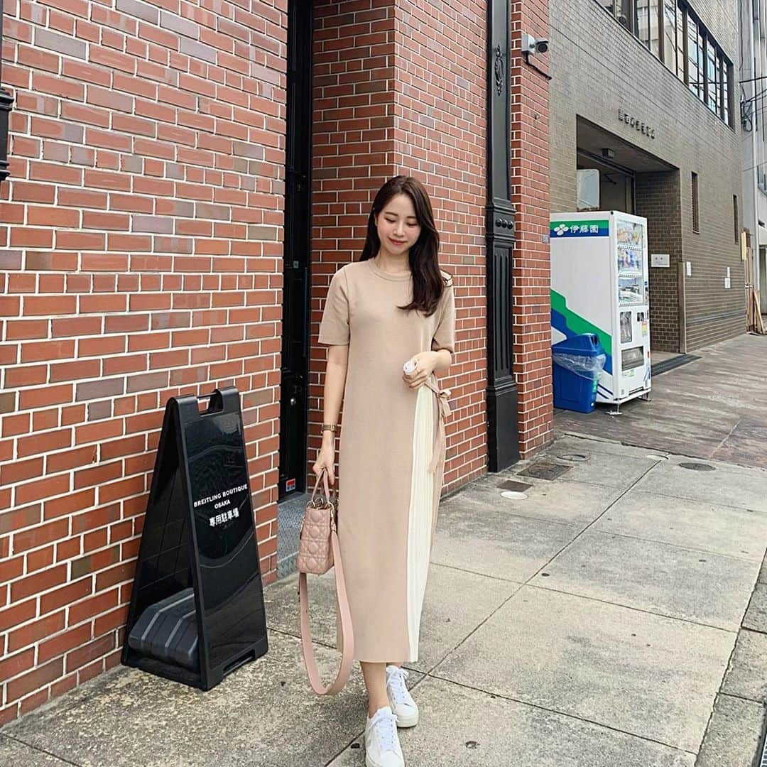 ハンナミのインスタグラム：「beige .🧡 お気に入りのニットワンピで 秋っぽく :) 10月にはトレンチと合わせたいな〜,,   あ、髪またすこし明るくしました ✨」