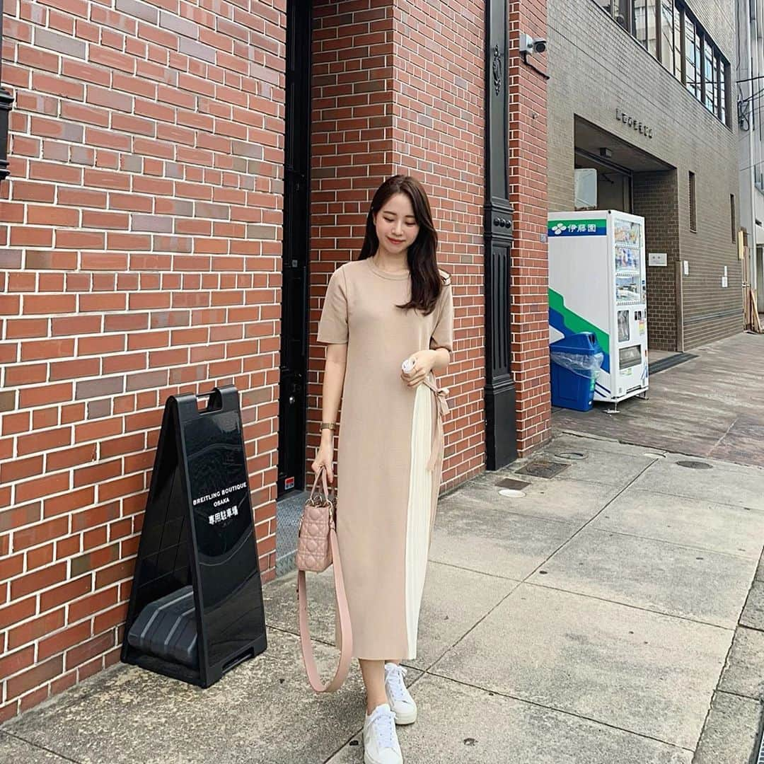 ハンナミさんのインスタグラム写真 - (ハンナミInstagram)「beige .🧡 お気に入りのニットワンピで 秋っぽく :) 10月にはトレンチと合わせたいな〜,,   あ、髪またすこし明るくしました ✨」9月7日 20時53分 - han_nami_