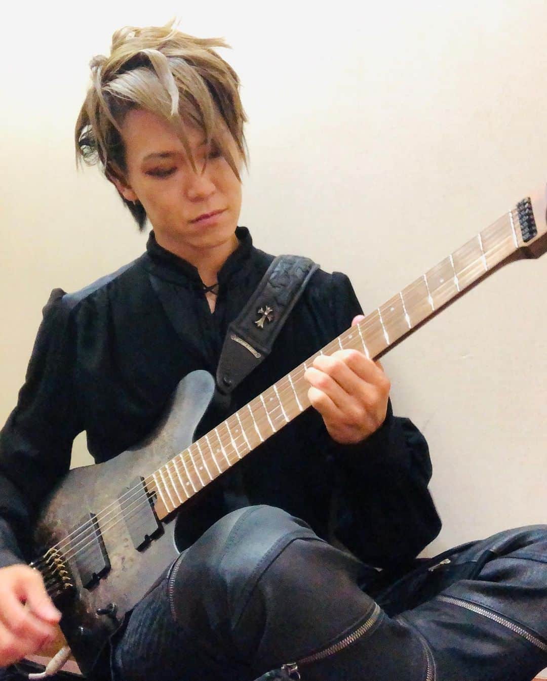 SHINPEIさんのインスタグラム写真 - (SHINPEIInstagram)「今夜22時から #CDTVライブライブ 生放送！﻿ ﻿ 楽屋にて﻿ 新しいギターを弾きながらスタンバイ中。﻿ ﻿ 非対称のフレットが独特な手触りで、色々な可能性を持った面白いギターだね。﻿ ﻿ Thank you John and Mr. Kawamura﻿ ﻿ #CDTV﻿ #BREAKERZ ﻿ #GOCguitars」9月7日 20時54分 - shinpei_breakerz
